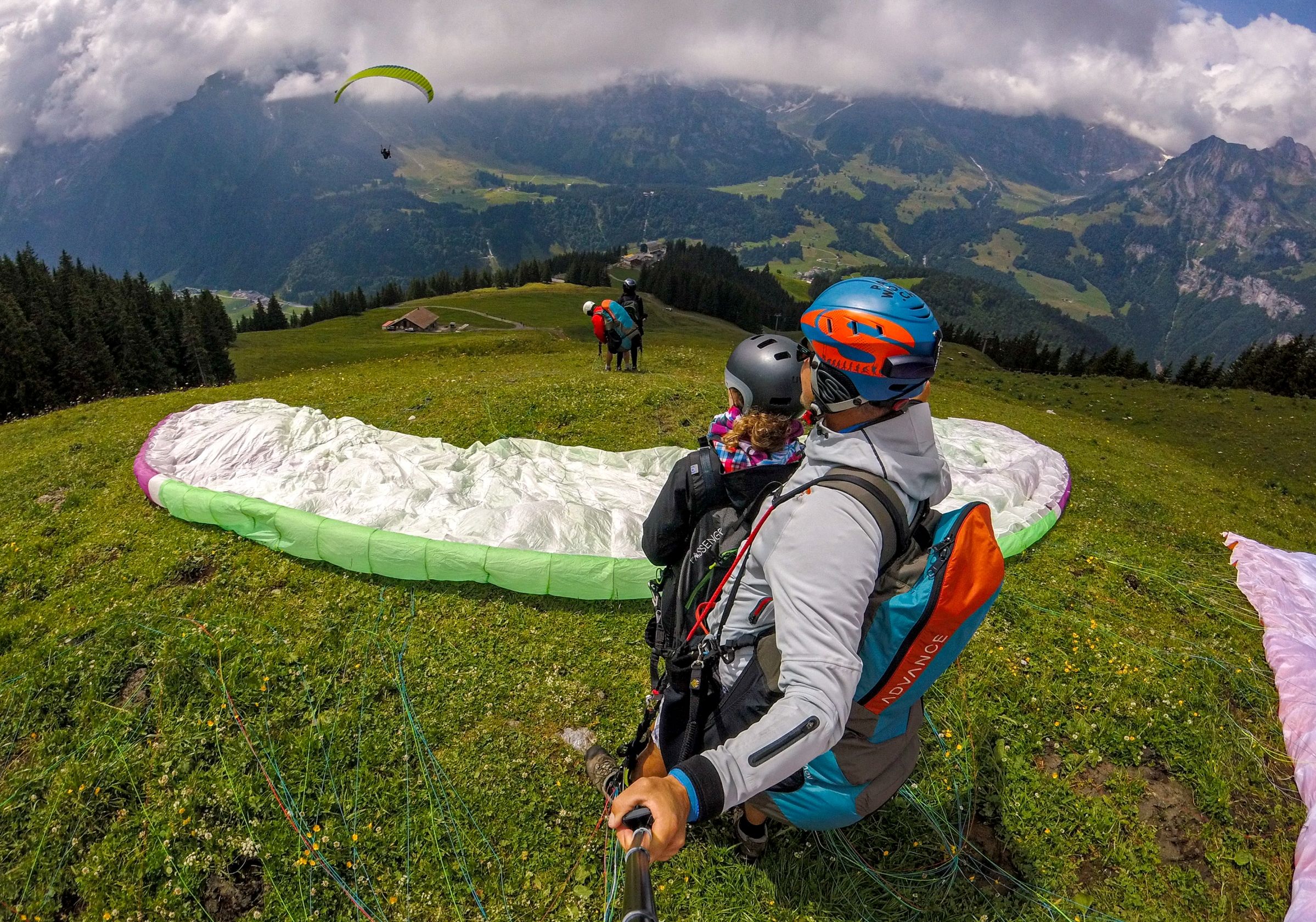 Volo in parapendio su Zurigo con vista sulle montagne e prati verdi