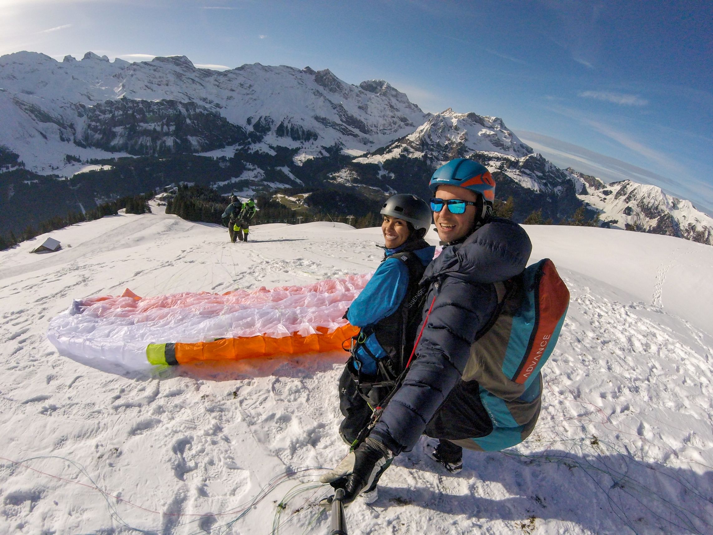 Voo de parapente tandem em Zurique com vista para os Alpes.