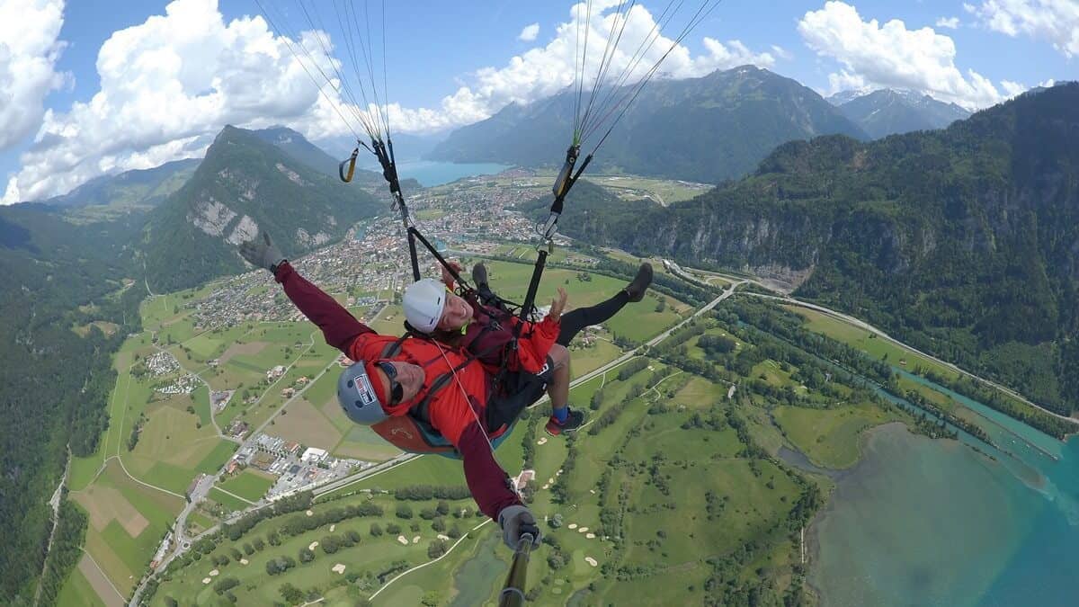 비텐베르크의 평화로운 경치와 호수를 가로지르는 패러글라이딩 탠덤 비행