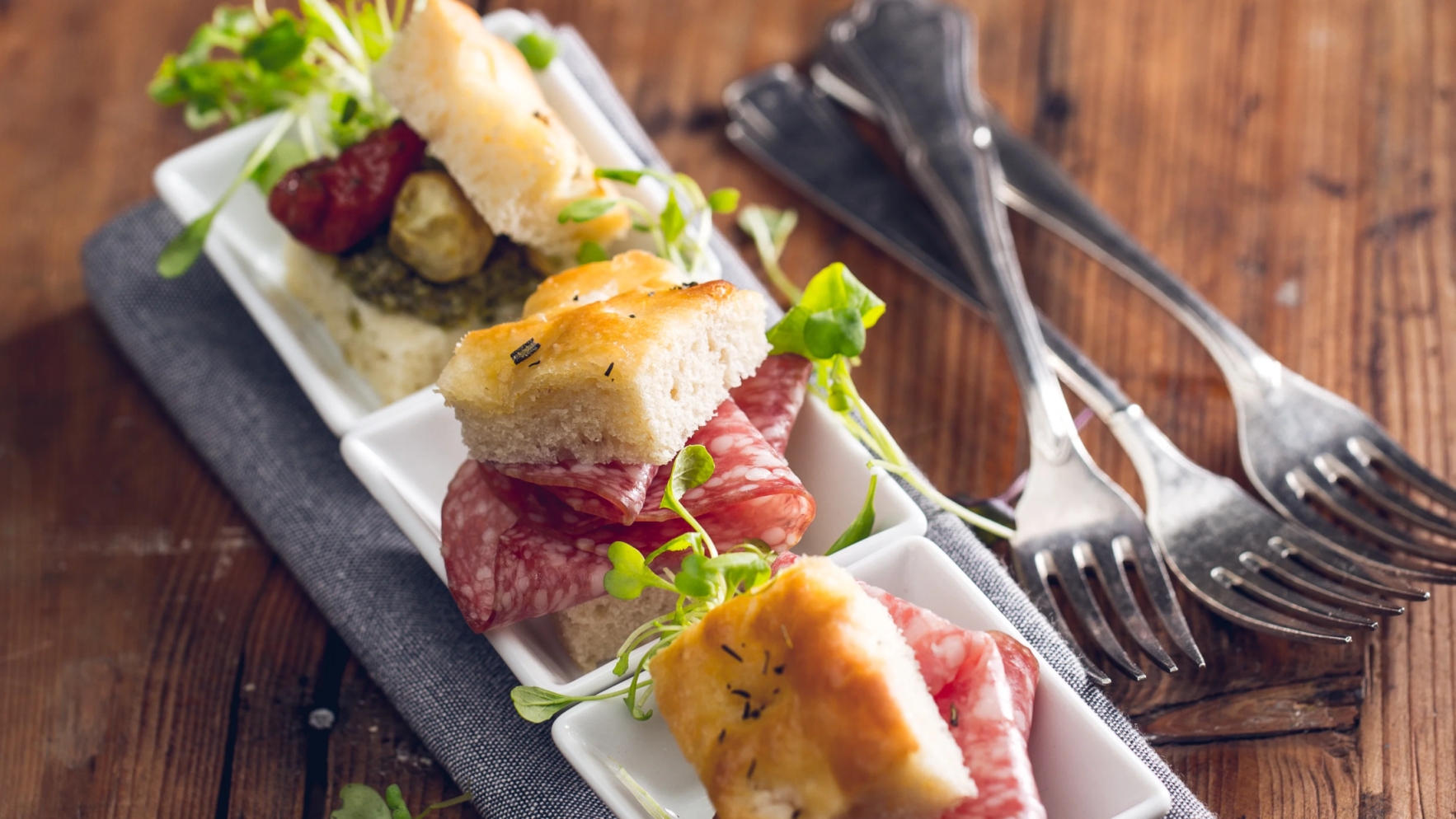 تقديم التبايا في زيرمات بمكونات طازجة وخبز