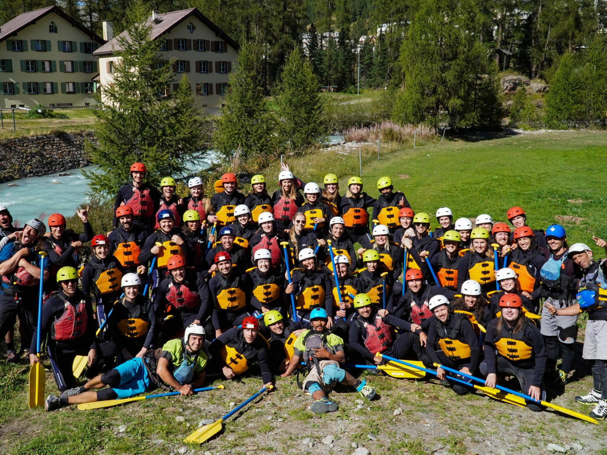Rafting teamarrangement i Engadin med et team på 40 personer under outdoor-event i naturen.