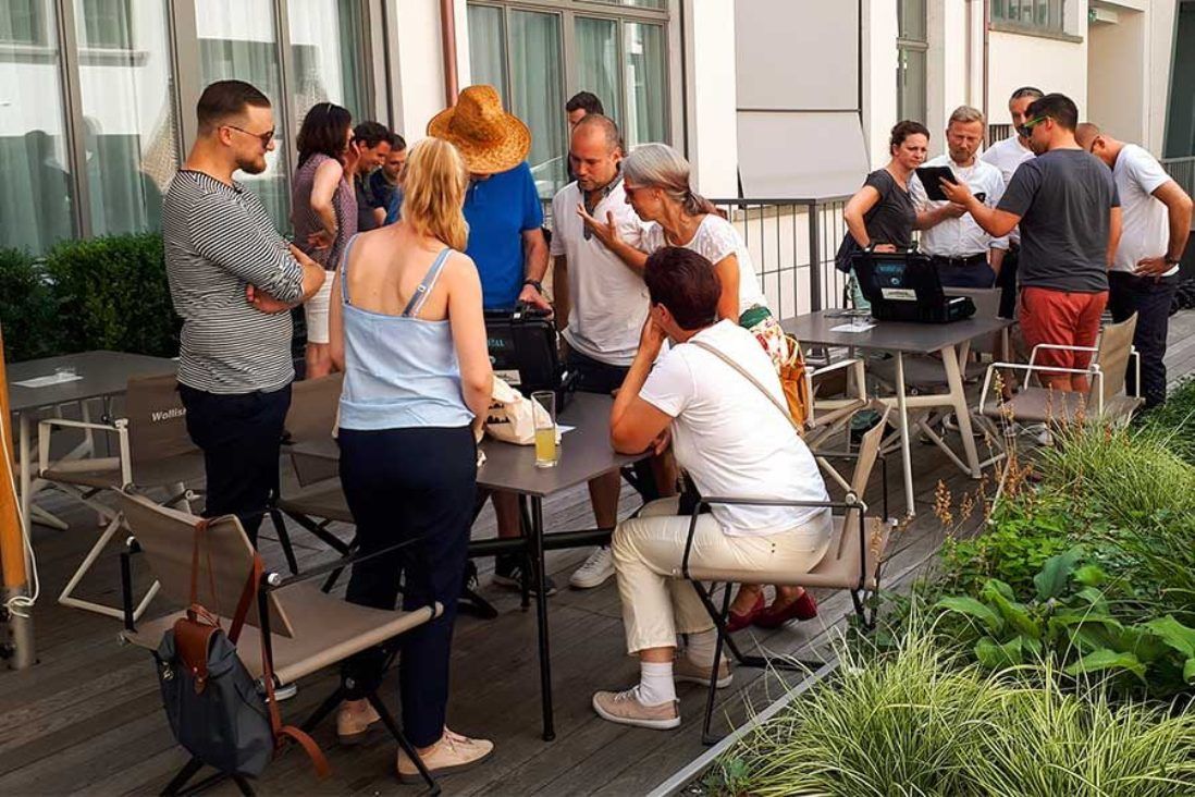 Peserta dalam permainan larian pasukan di luar rumah, suasana santai