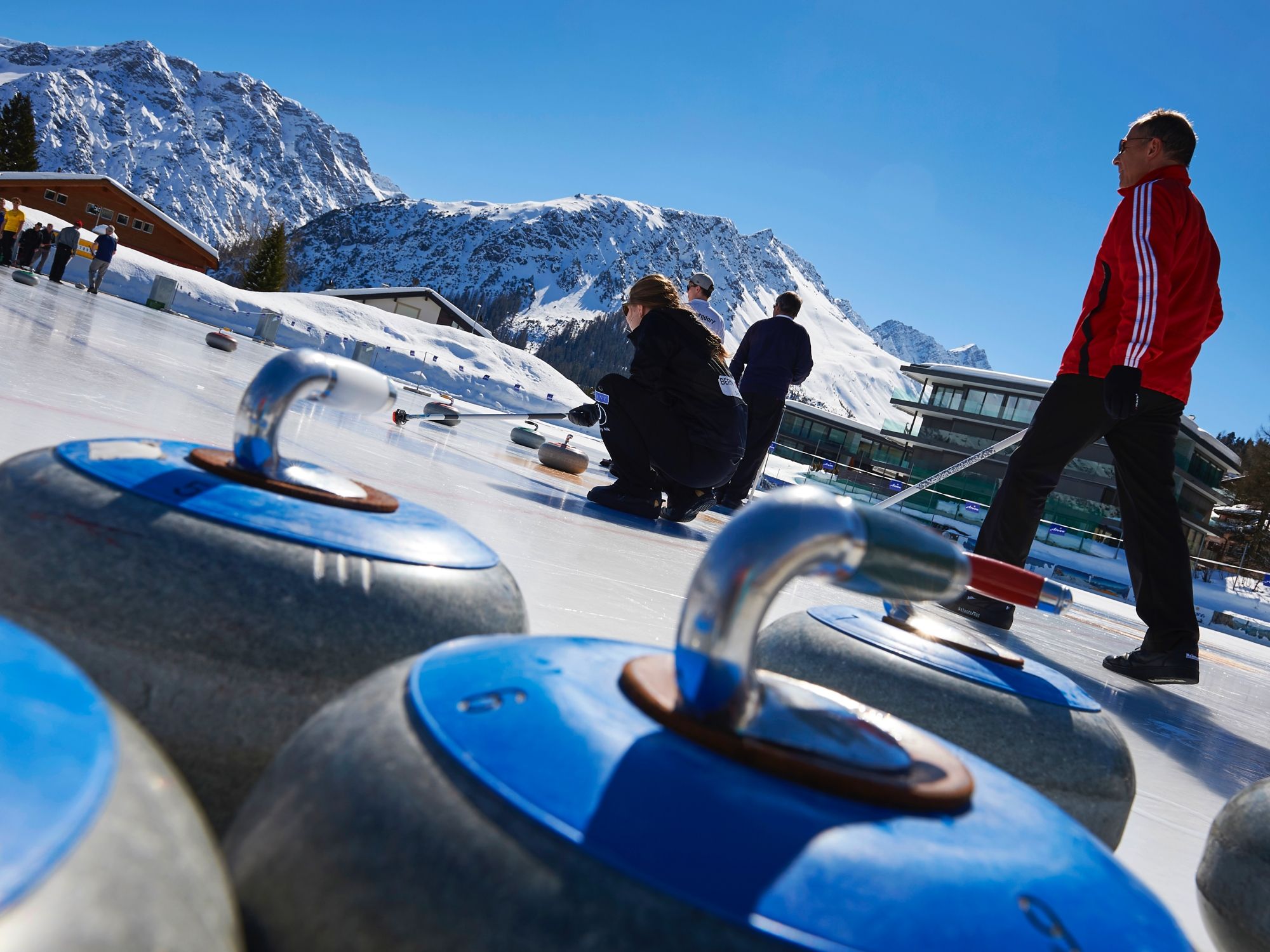 Szkolenie w curlingu w Arozie z uczestnikami na lodzie w Alpach