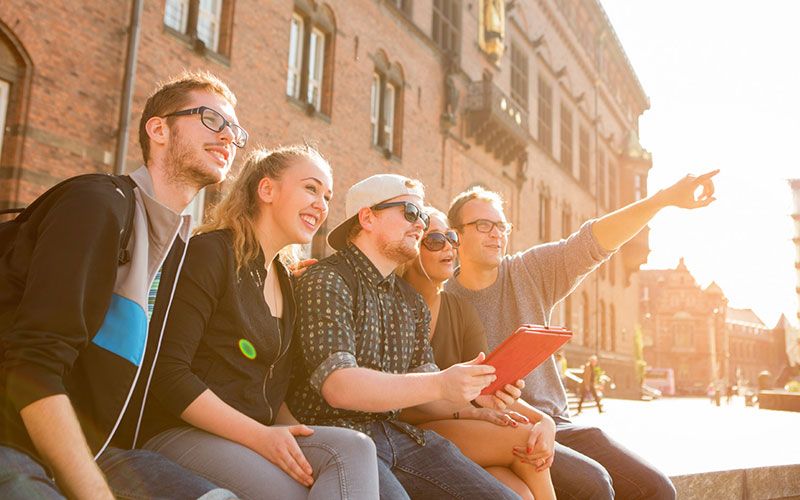 Gruppe von Personen beim Teamevent in Bern, lachen, Sonne, entspannte Atmosphäre.