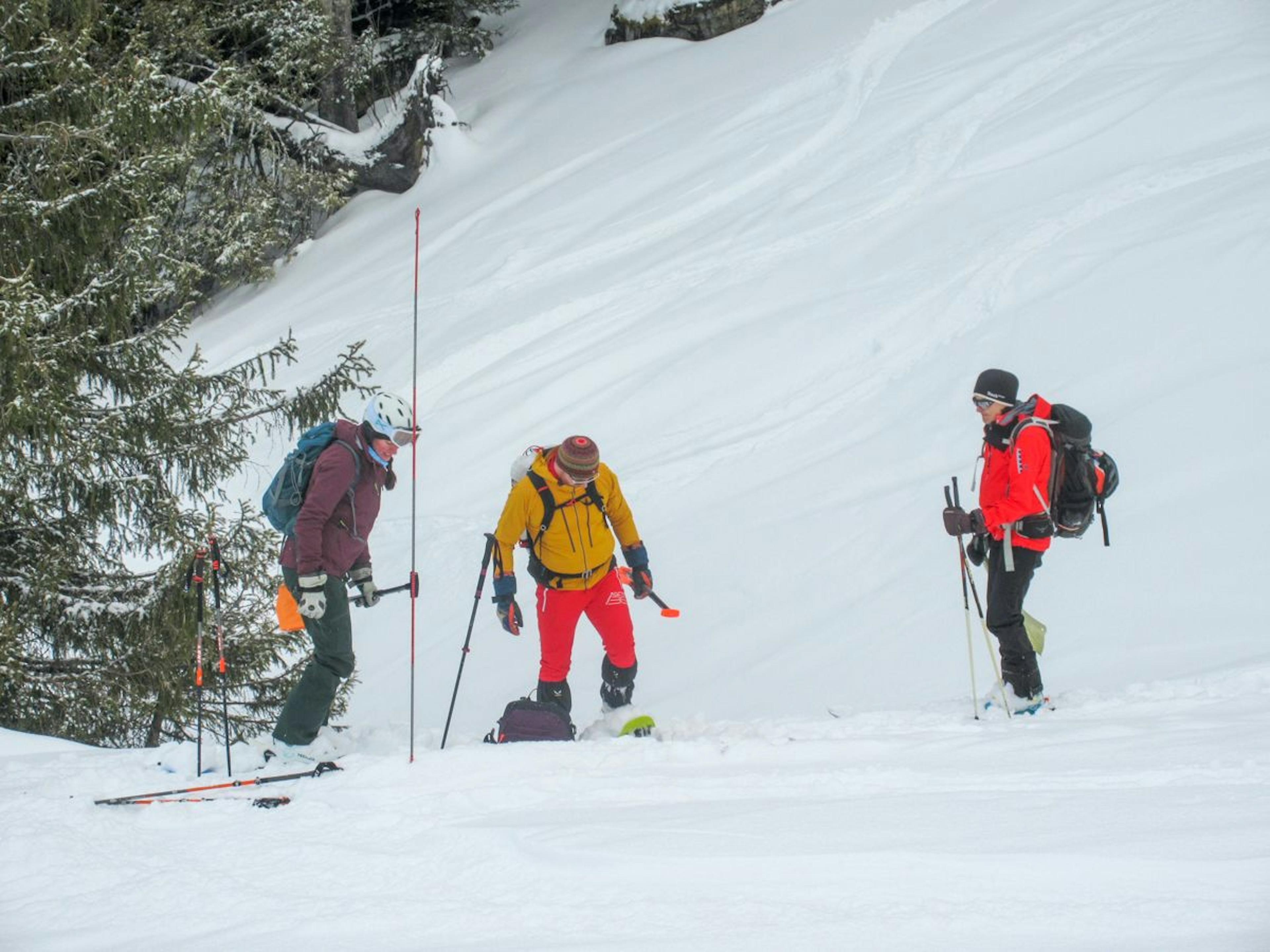 Avalanche course: Participants with a shovel in the snow during the safety training in Sellamatt.