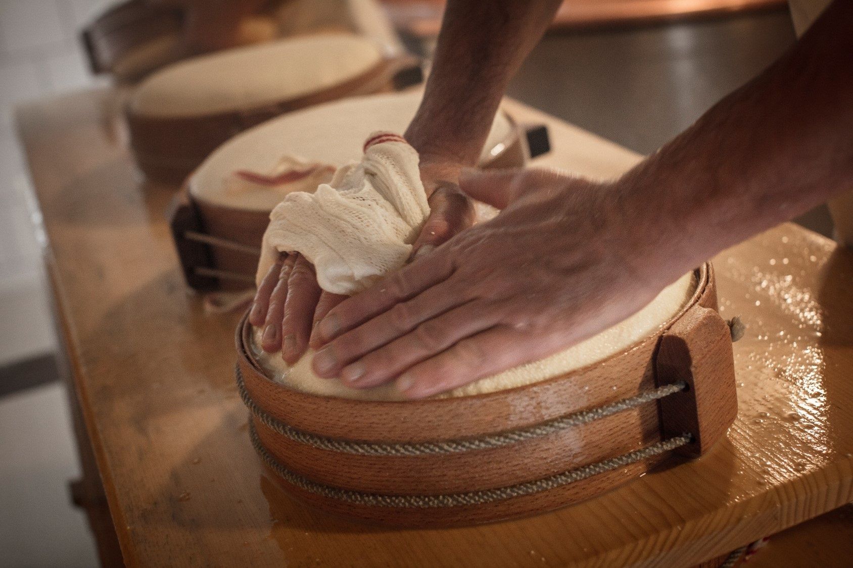 Escursione alla caseificazione alpina: Vivi la natura, l'avventura e la produzione di formaggio regionale in un ambiente pittoresco.