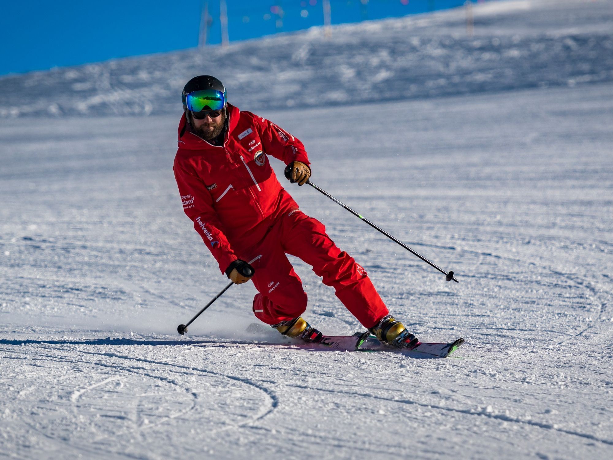 Pelatihan telemark Grindelwald dengan peserta mengenakan pakaian ski merah