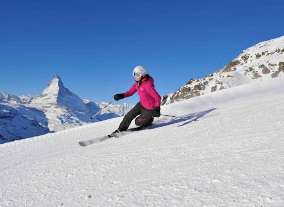 Curso de Telemark en invierno en Zermatt con vistas al Matterhorn y condiciones de nieve impresionantes.