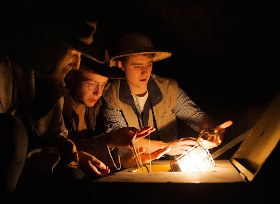 Escape Room Schaffhausen: i partecipanti esplorano un ambiente buio e risolvono enigmi