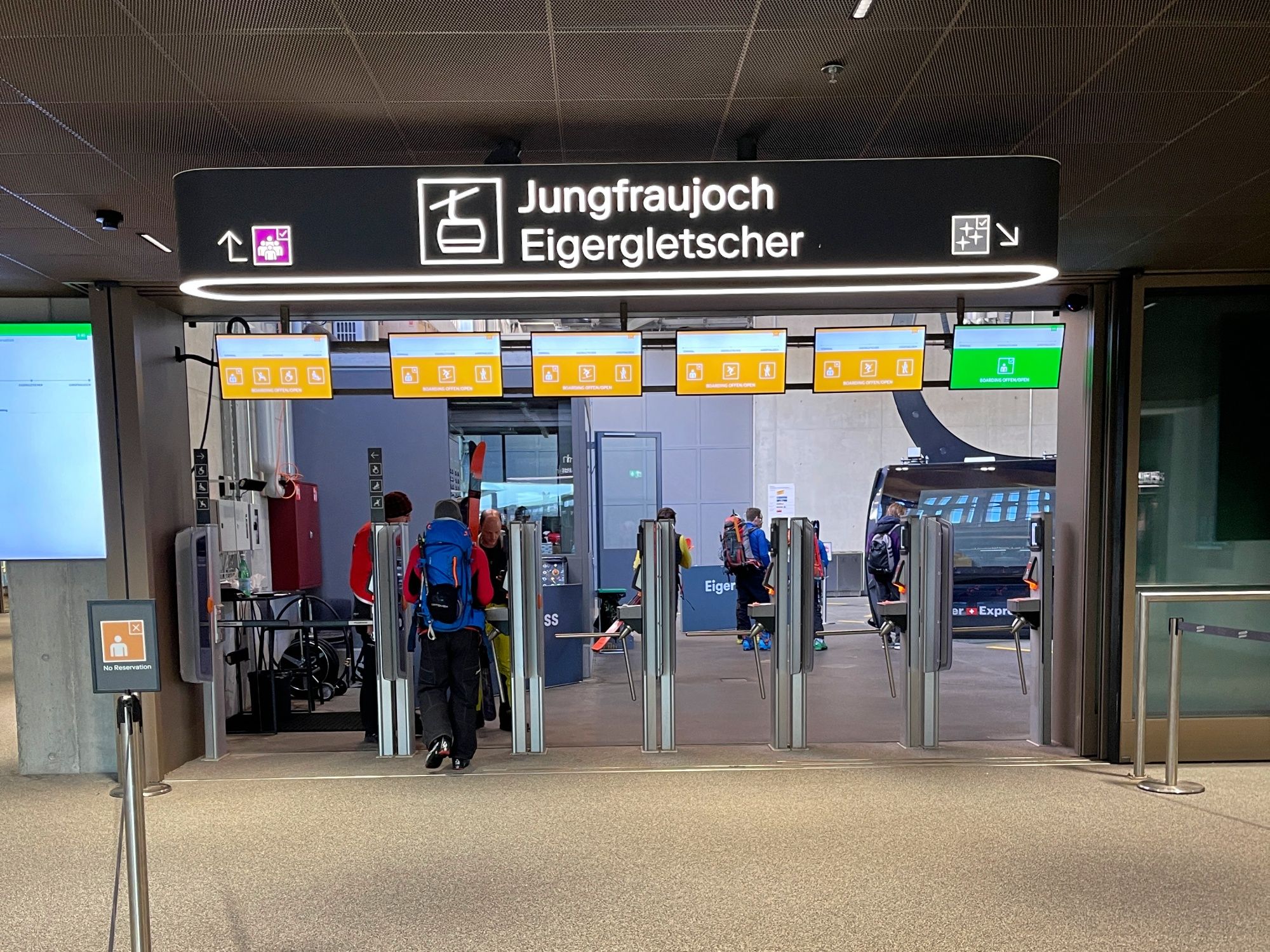 Terminal Eiger Express u Eiger z nowoczesnymi kontrolami dostępu i poczekalnią.