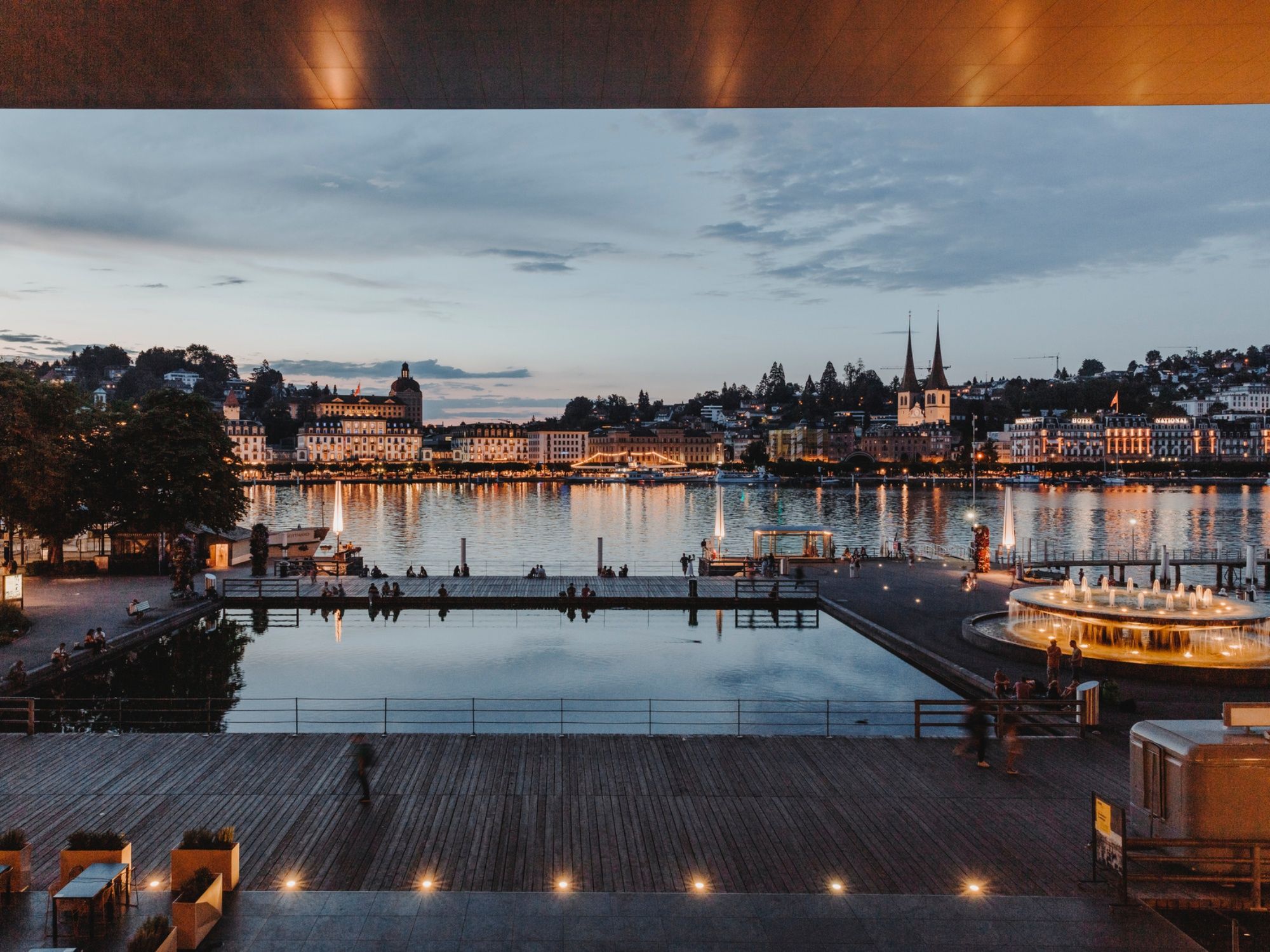 KKLテラス：ルツェルン湖の眺め、ロマンチックな雰囲気とリラックスした夜のひととき。