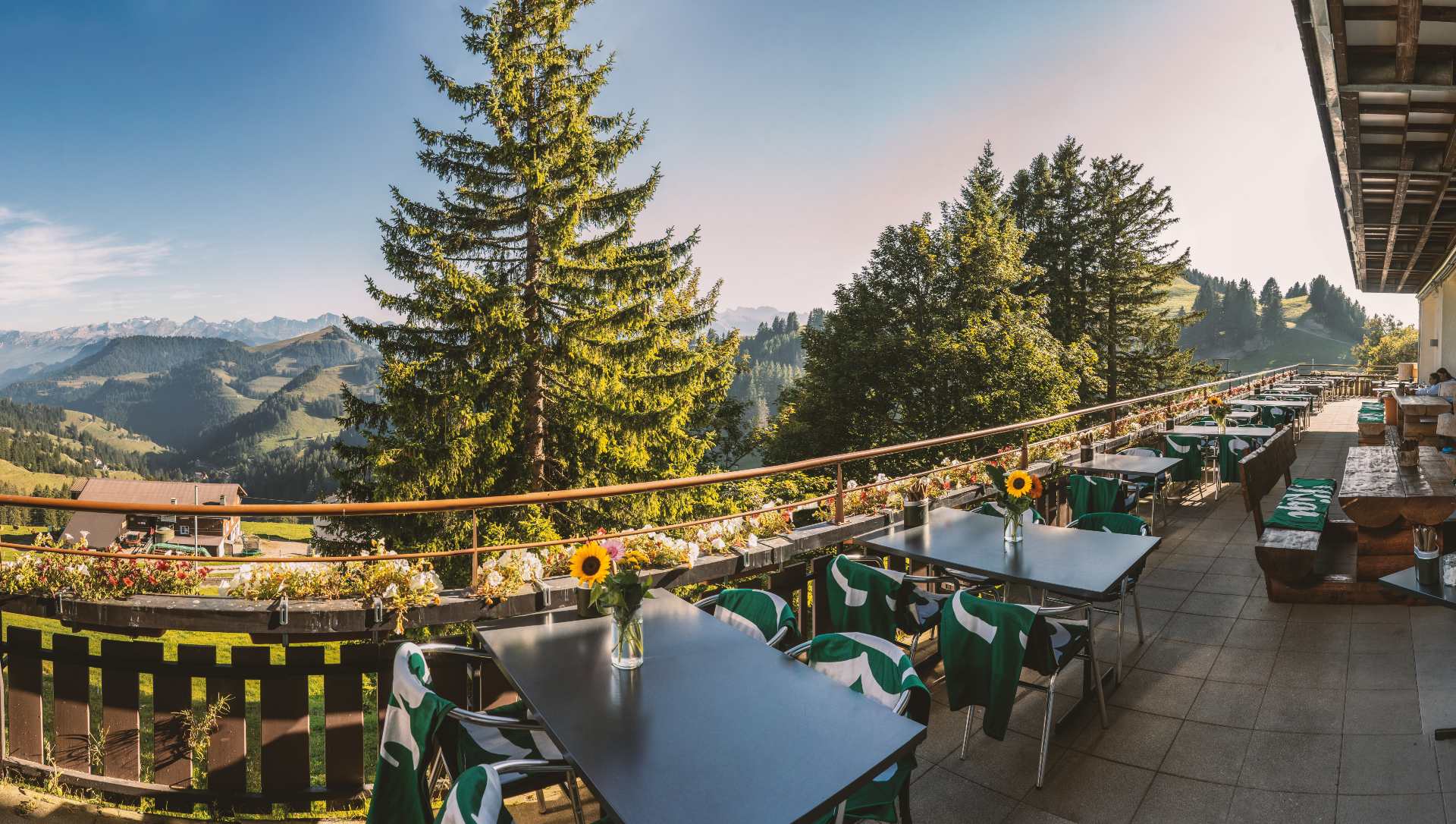 पहाड़ों का दृश्य के साथ टेरेस लोक 7 रेस्टोरेंट, मेज़ तैयार हैं, धूप, आरामदायक माहौल।