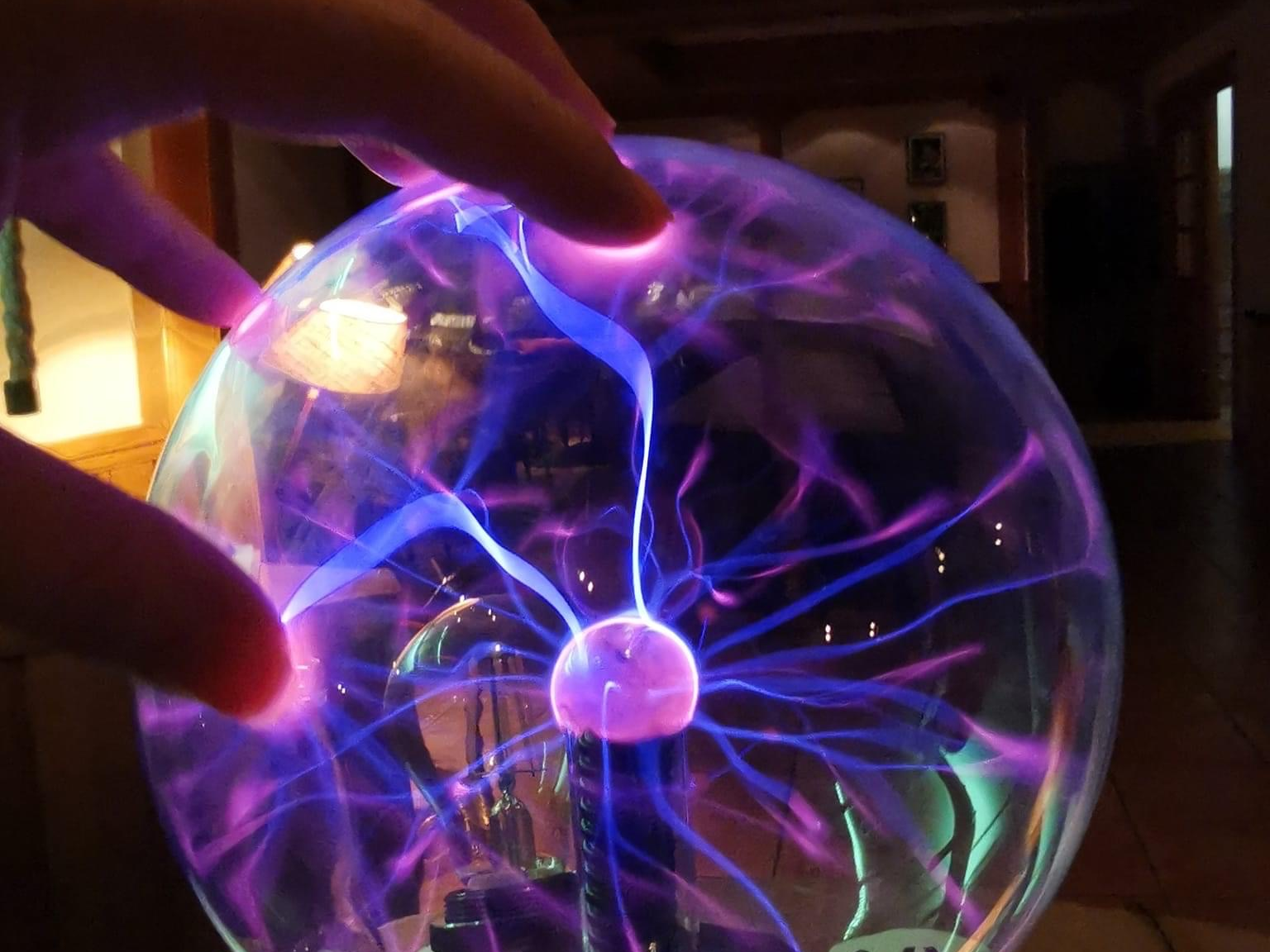 Tesla Box mit dynamischen Lichtblitzen und faszinierenden Farben in einem kreativen Raum