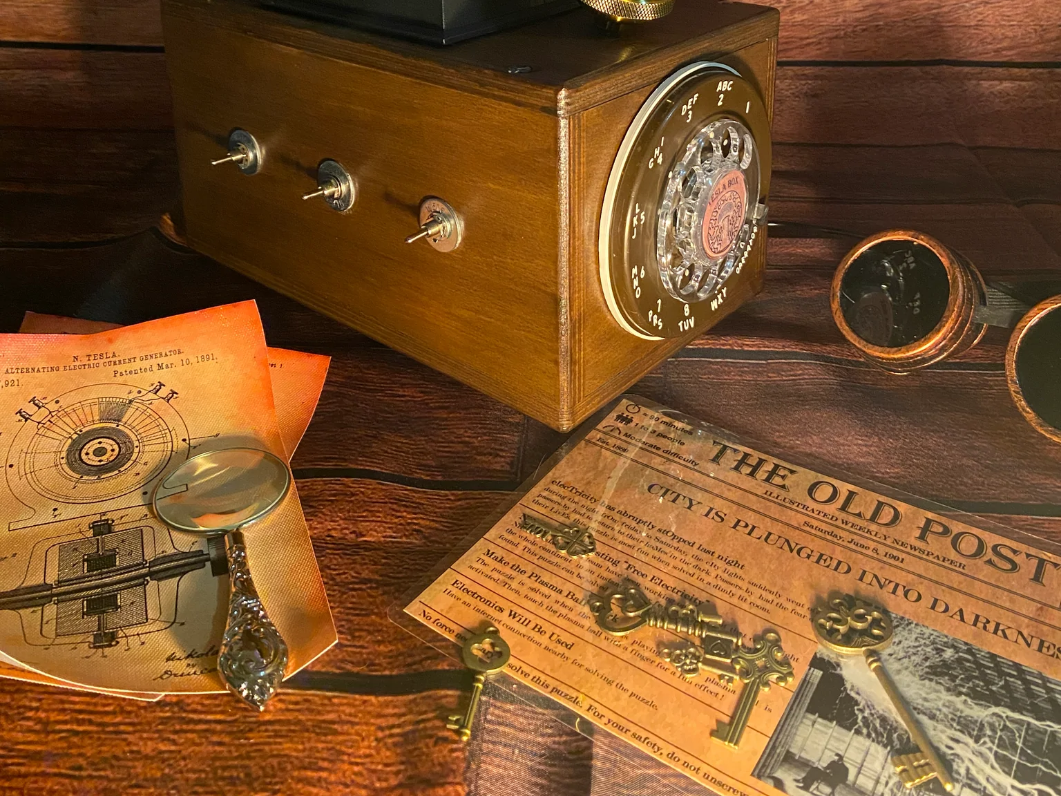 Tesla Box mit Vintage-Gegenständen und mysteriösen Schlüsseln auf Holztisch.