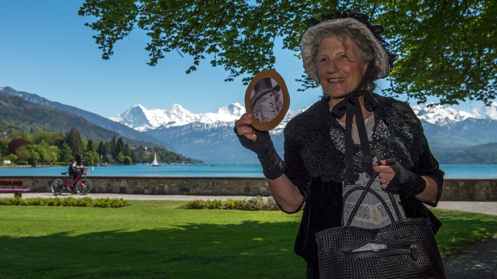 图恩全景导览与身着历史服装的女性在阿尔卑斯山前