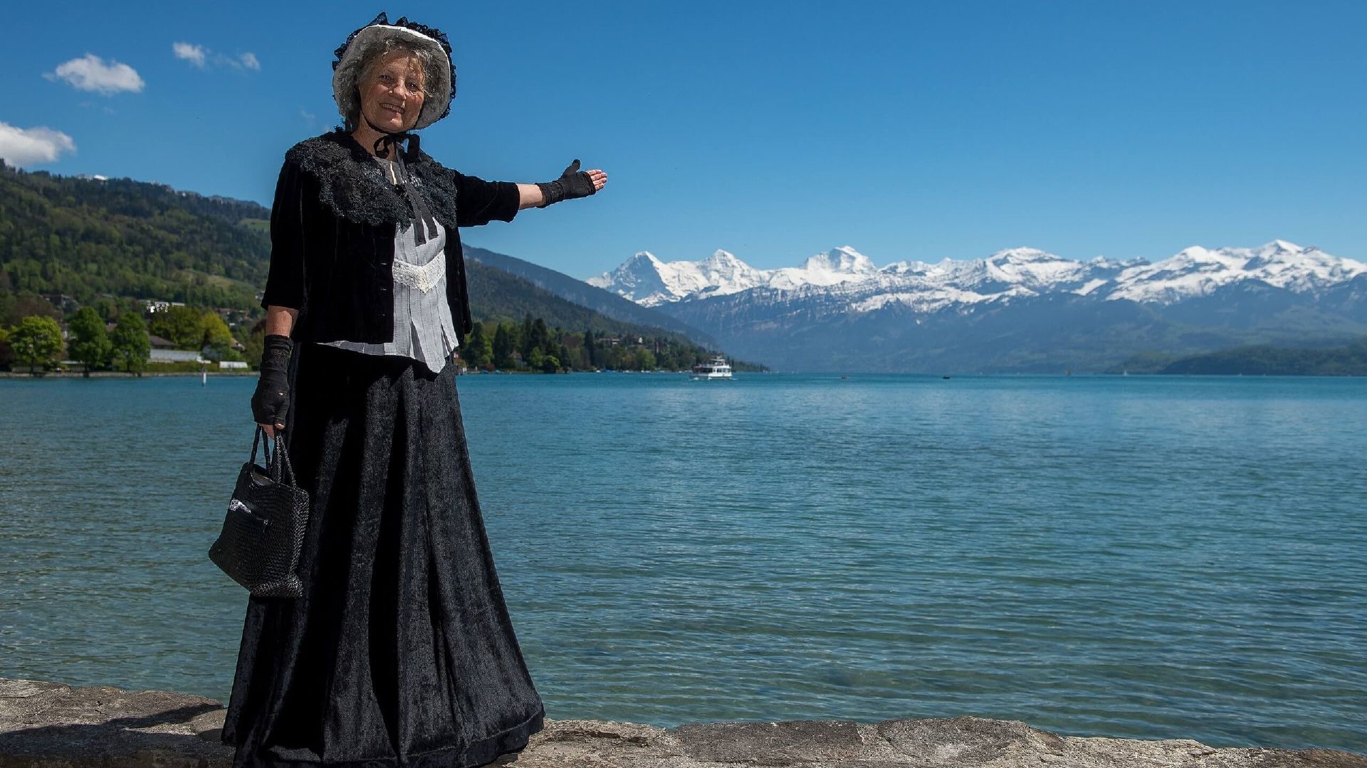 与朱莉亚穿着历史服装的图恩全景导览，在图恩湖边，眺望阿尔卑斯山。