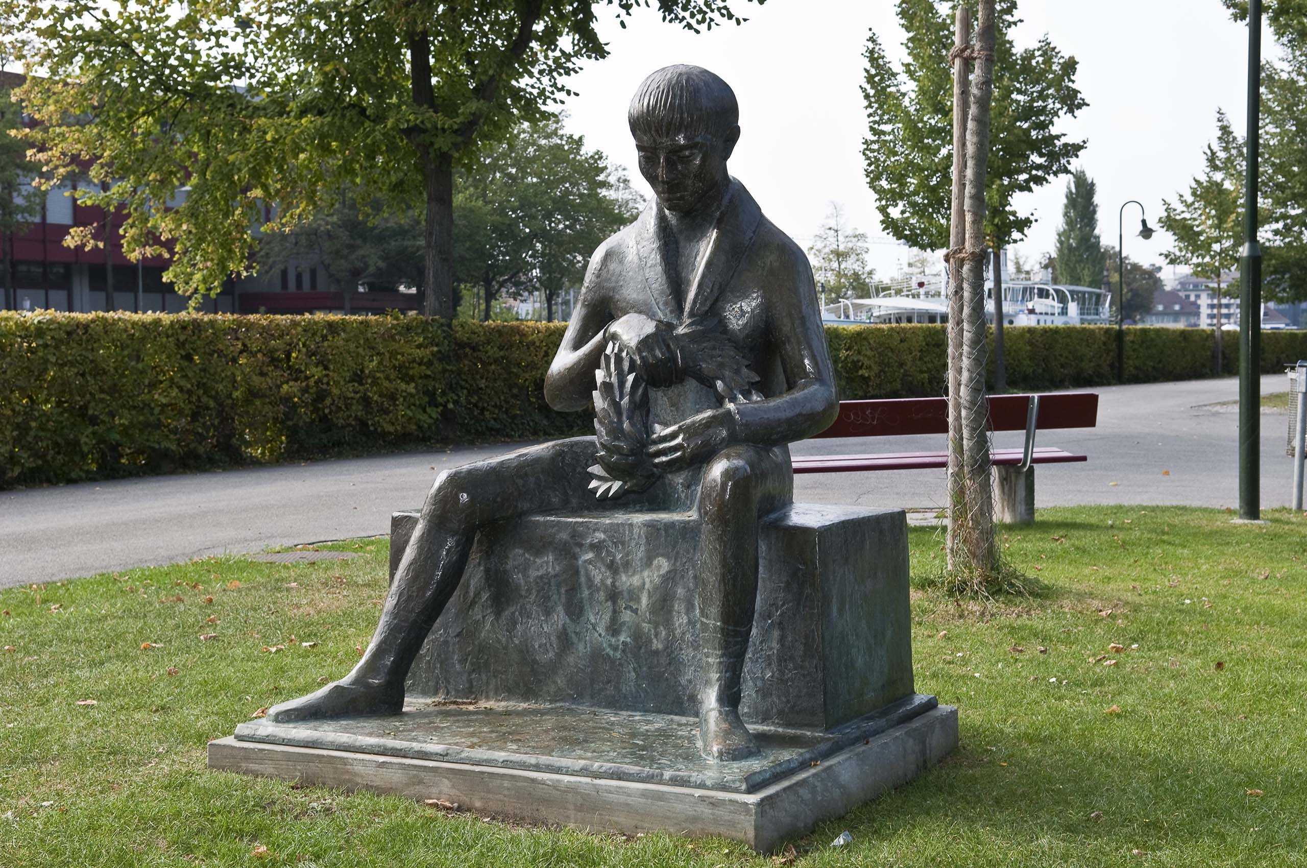 Thun Kleist Denkmal: Statue eines Jungen mit Tieren im Stadtpark, Kunst in Thun.