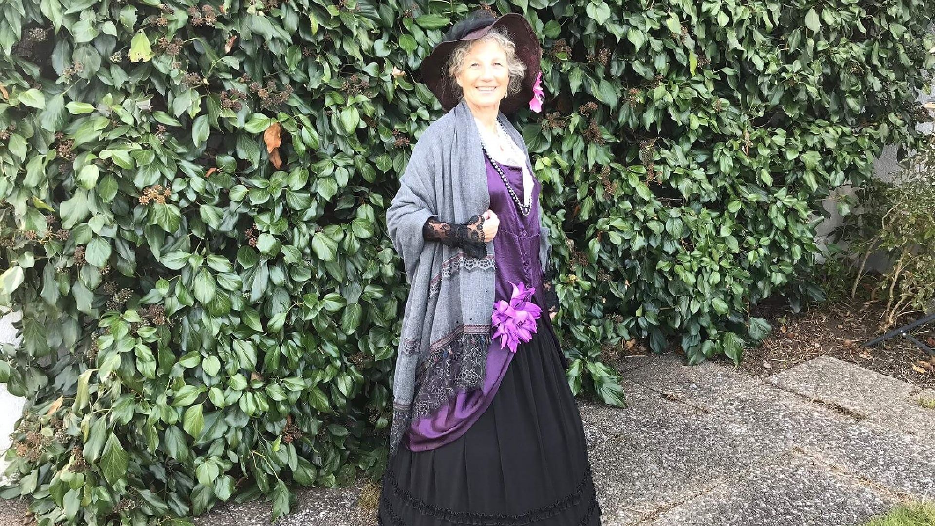 Thun en mouvement Visite de la ville - Femme en tenue historique se tenant devant une haie.
