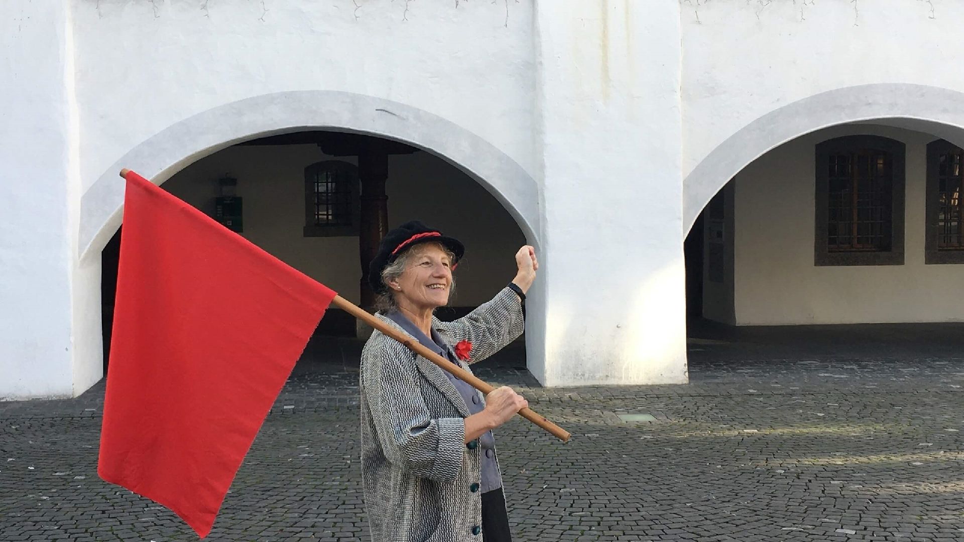 Thun en ébullition visite guidée avec participante et drapeau rouge.