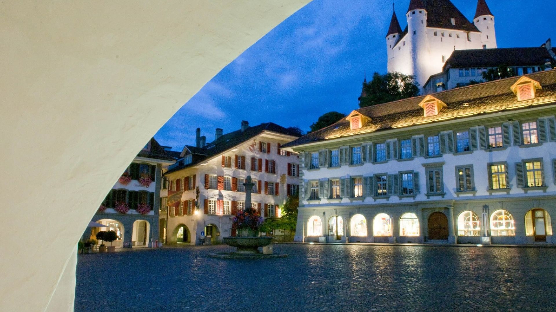 Griezelig Thun bij nacht met historische gebouwen