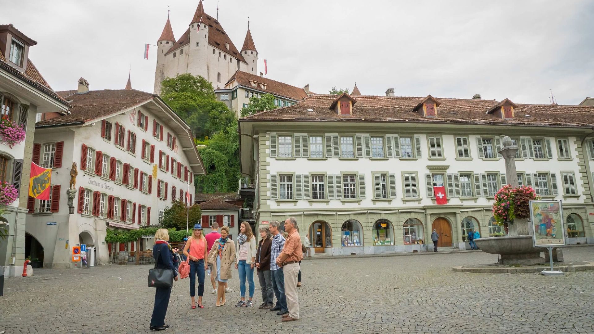 Thun en mouvement visite guidée en groupe devant des bâtiments de la vieille ville