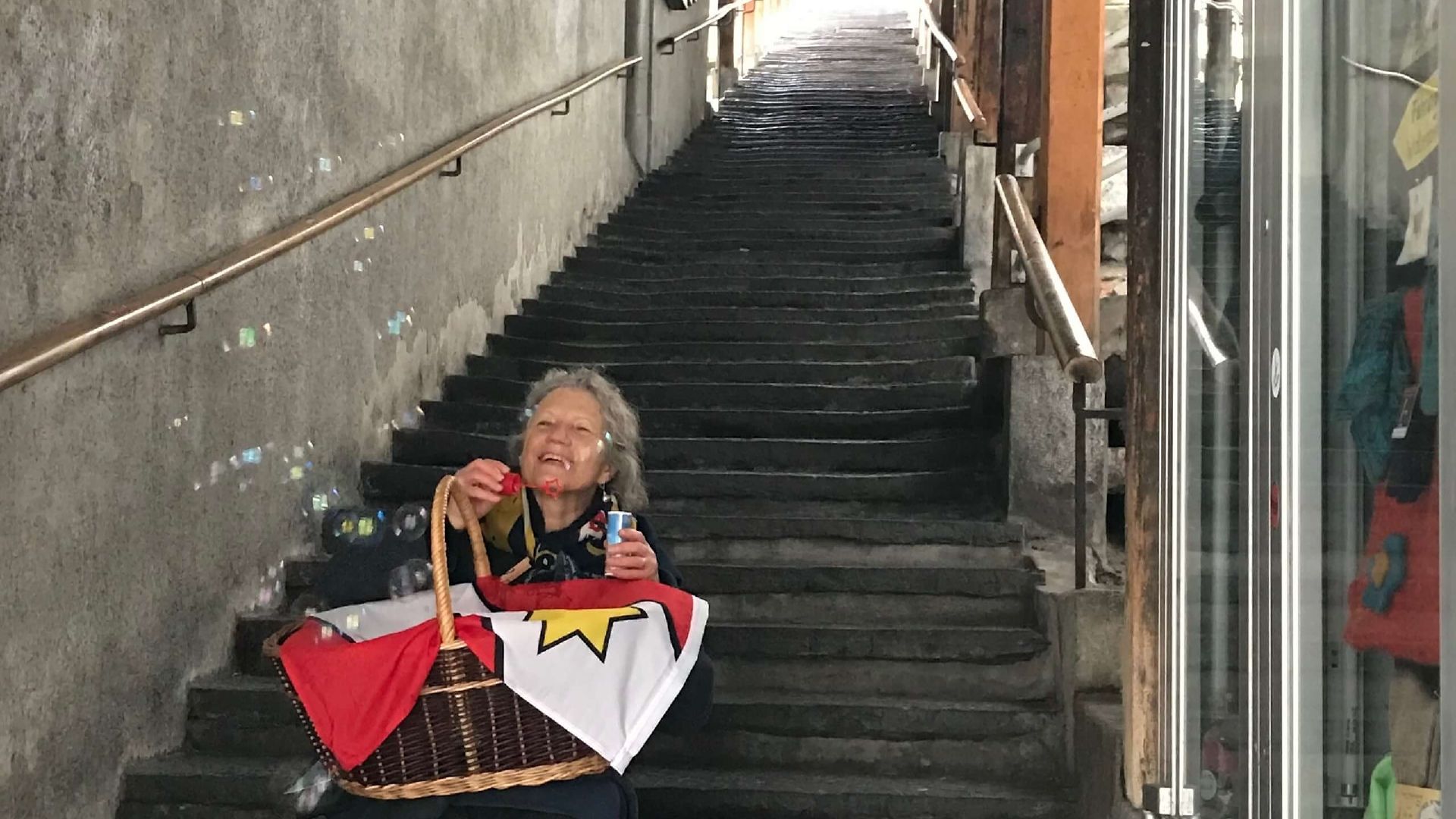 Lawatan ke Thun dengan keranjang cerita kanak-kanak di tangga curam.