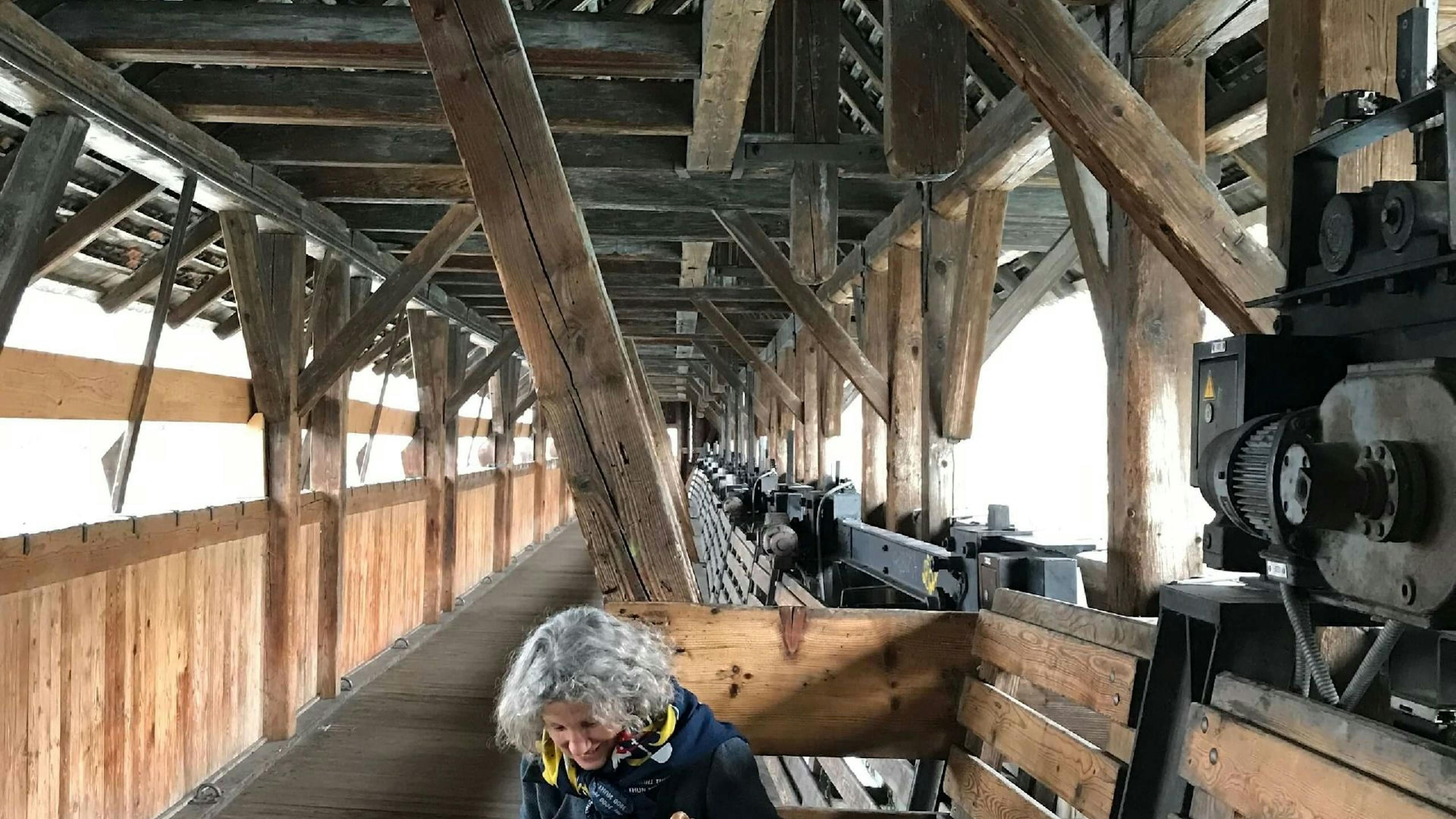 Cesta de Histórias de Thun, tour para crianças em um edifício histórico de madeira.