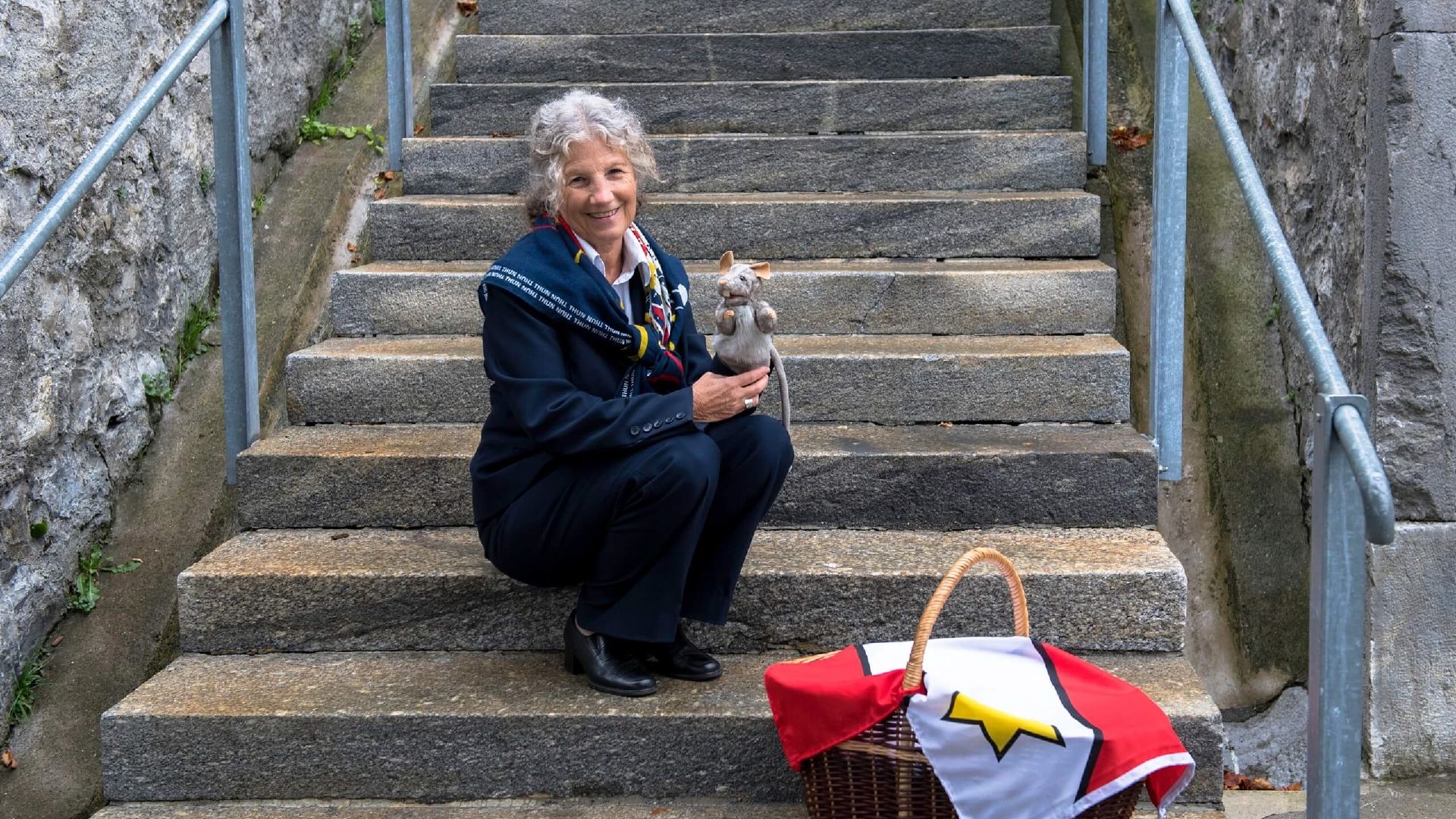 Lawatan Thun untuk Kanak-Kanak Benteng Cerita dengan pencerita di tangga