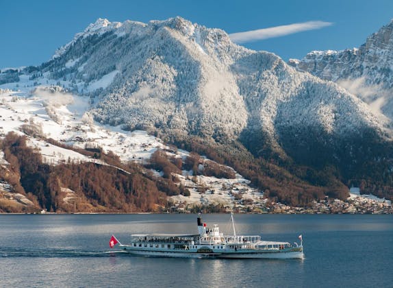 Thunersee Færge på vinteren foran snemurede bjerge