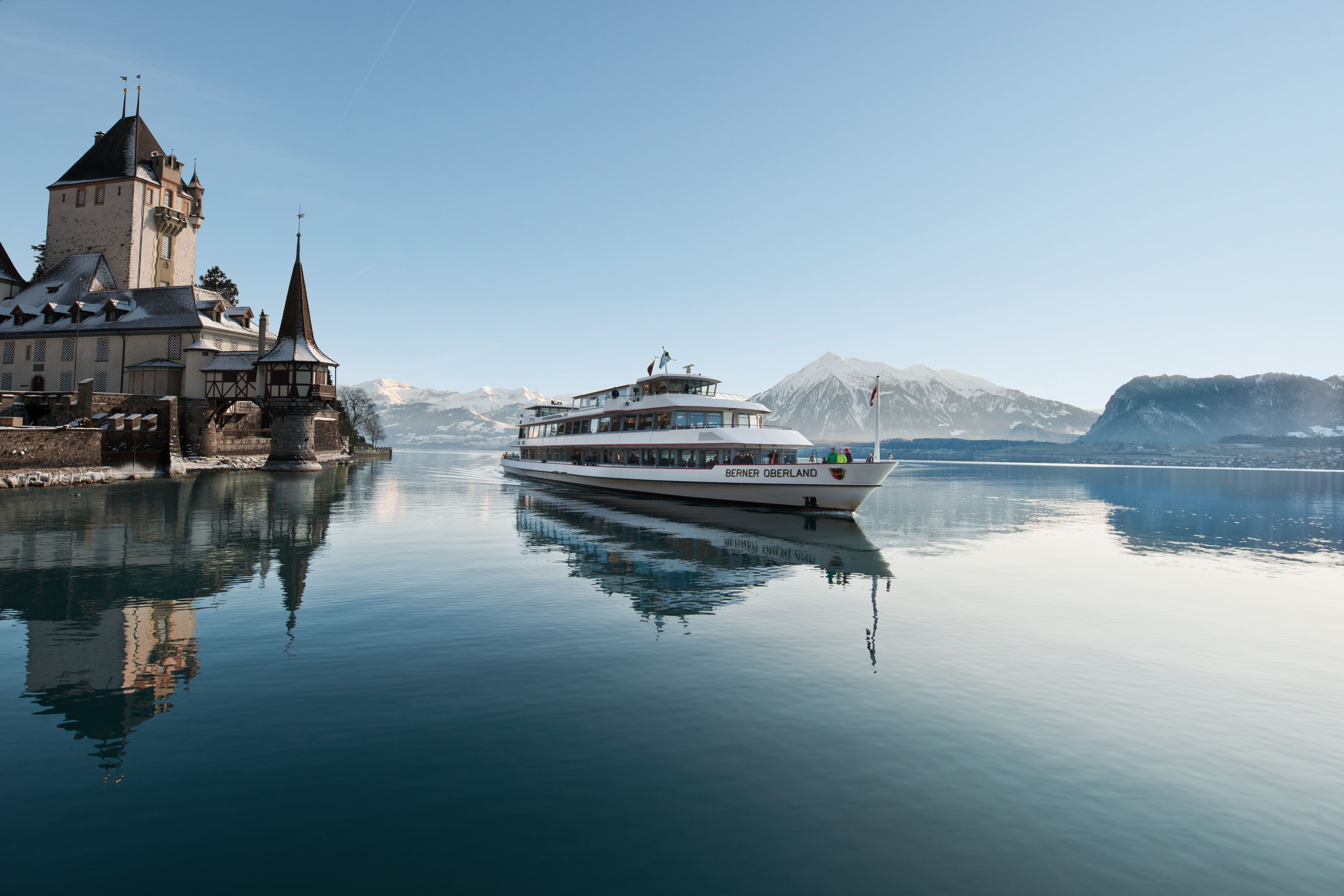 Thunersee mit Schloss Oberhofen und Boot im Wasser