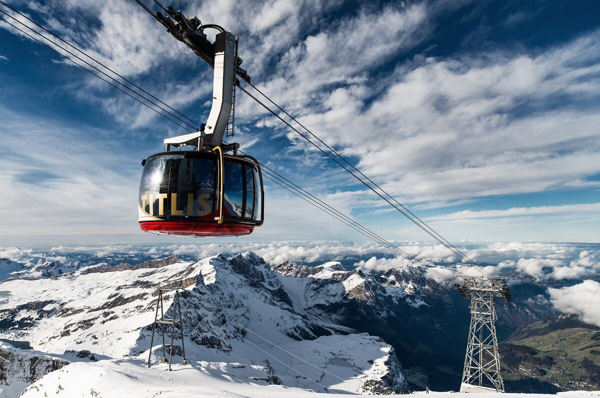 Rotair Seilbahn schwebt über schneebedeckte Berge der Berner Alpen im Jahr 2023.