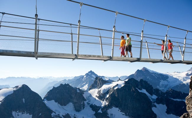 Titlis Cliff Walk con vista sulle montagne alpine d'estate, ideale per avventurieri e amanti della natura.