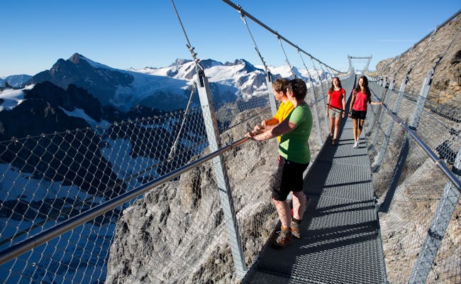 Titlis Cliff Walk:壮观的景色、夏季登山和冒险活动。