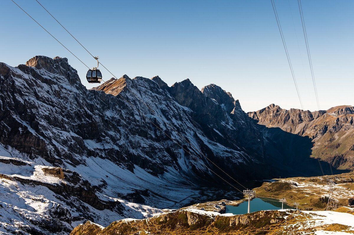 Titlis Xpress Seilbahn über den schneebedeckten Bergen mit klarer Sicht.