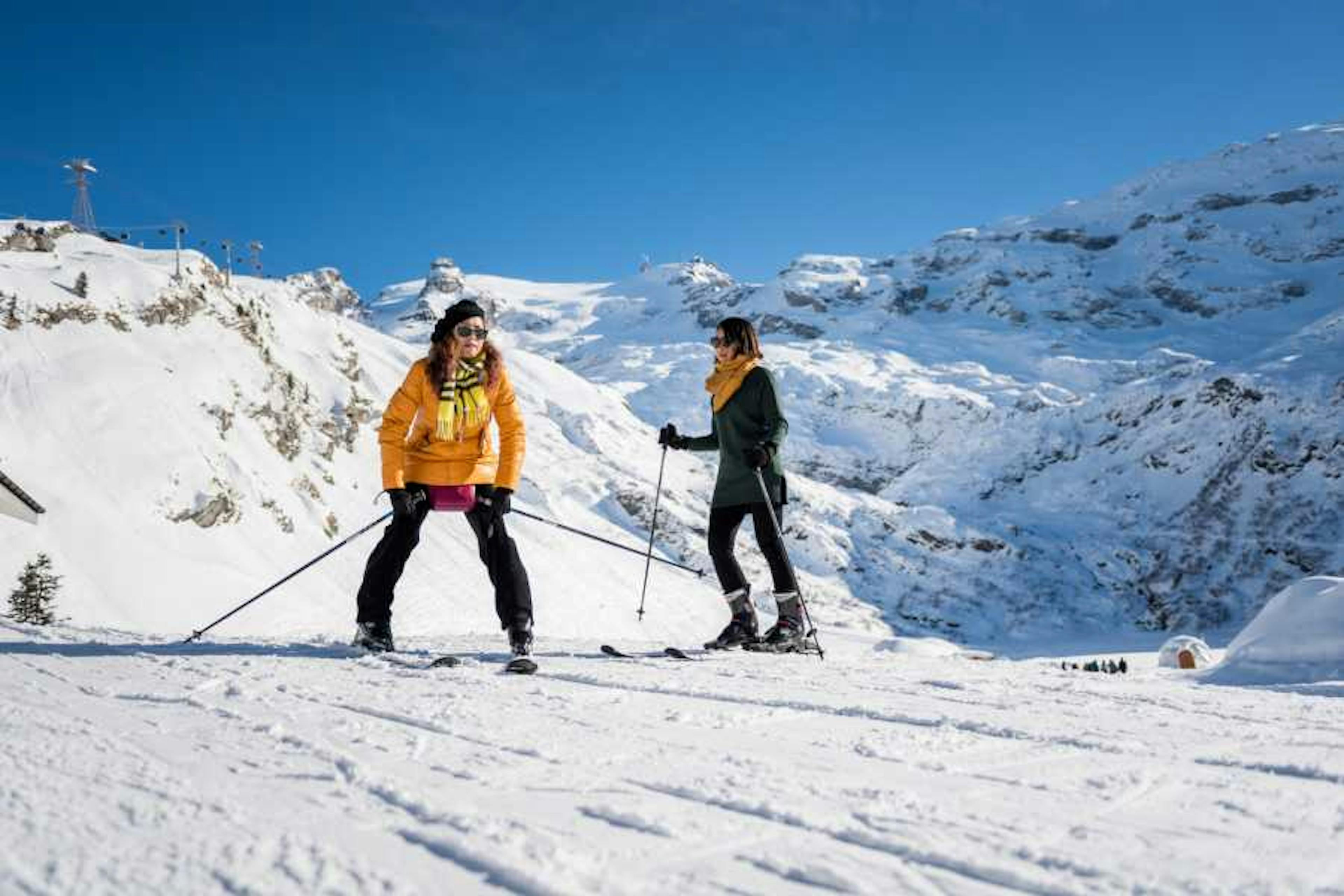 Sci di neve Titlis principianti mostrano le loro prime esperienze nella neve