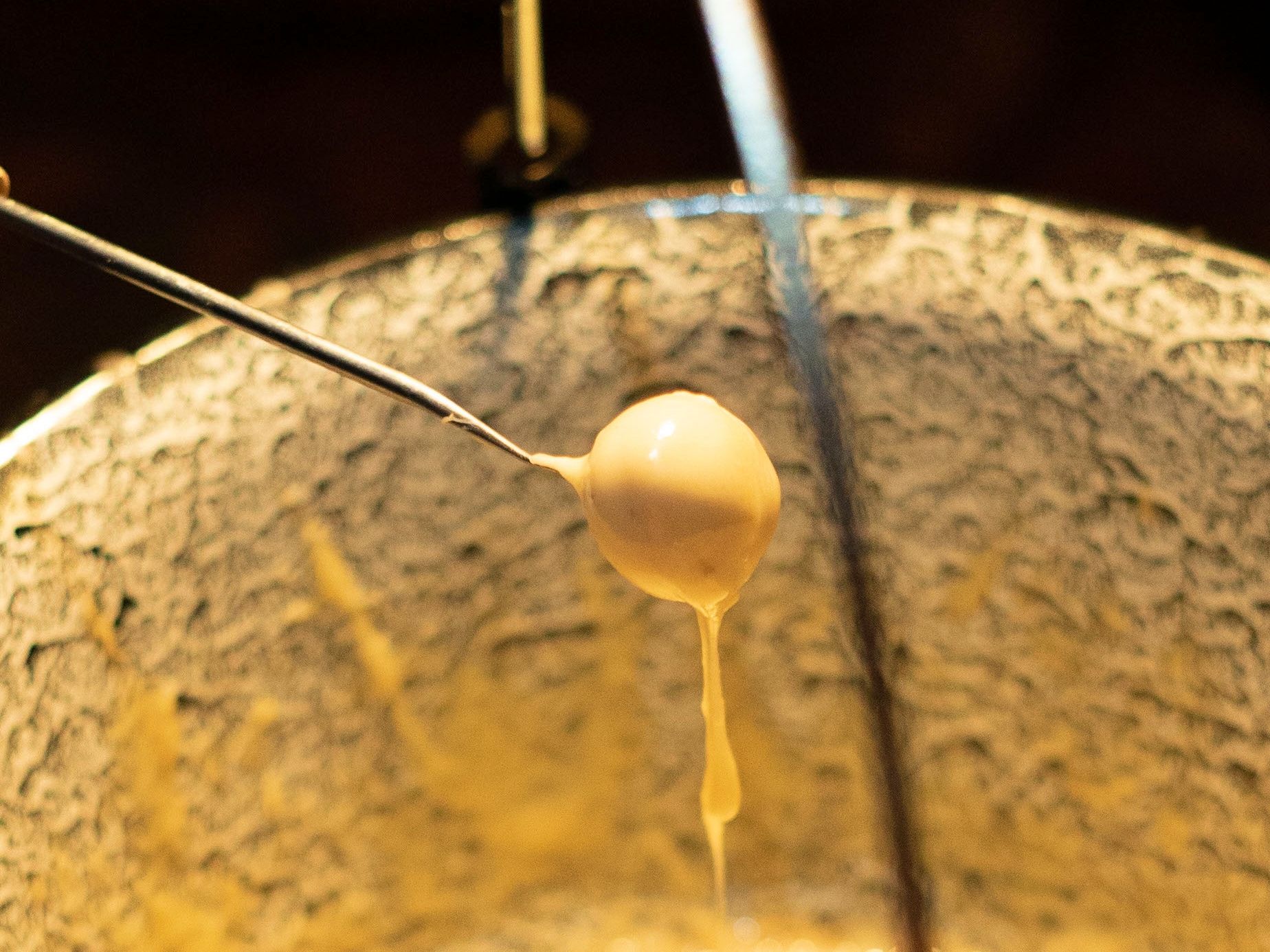 Buitenfondue Zermatt met gesmolten kaas buiten.