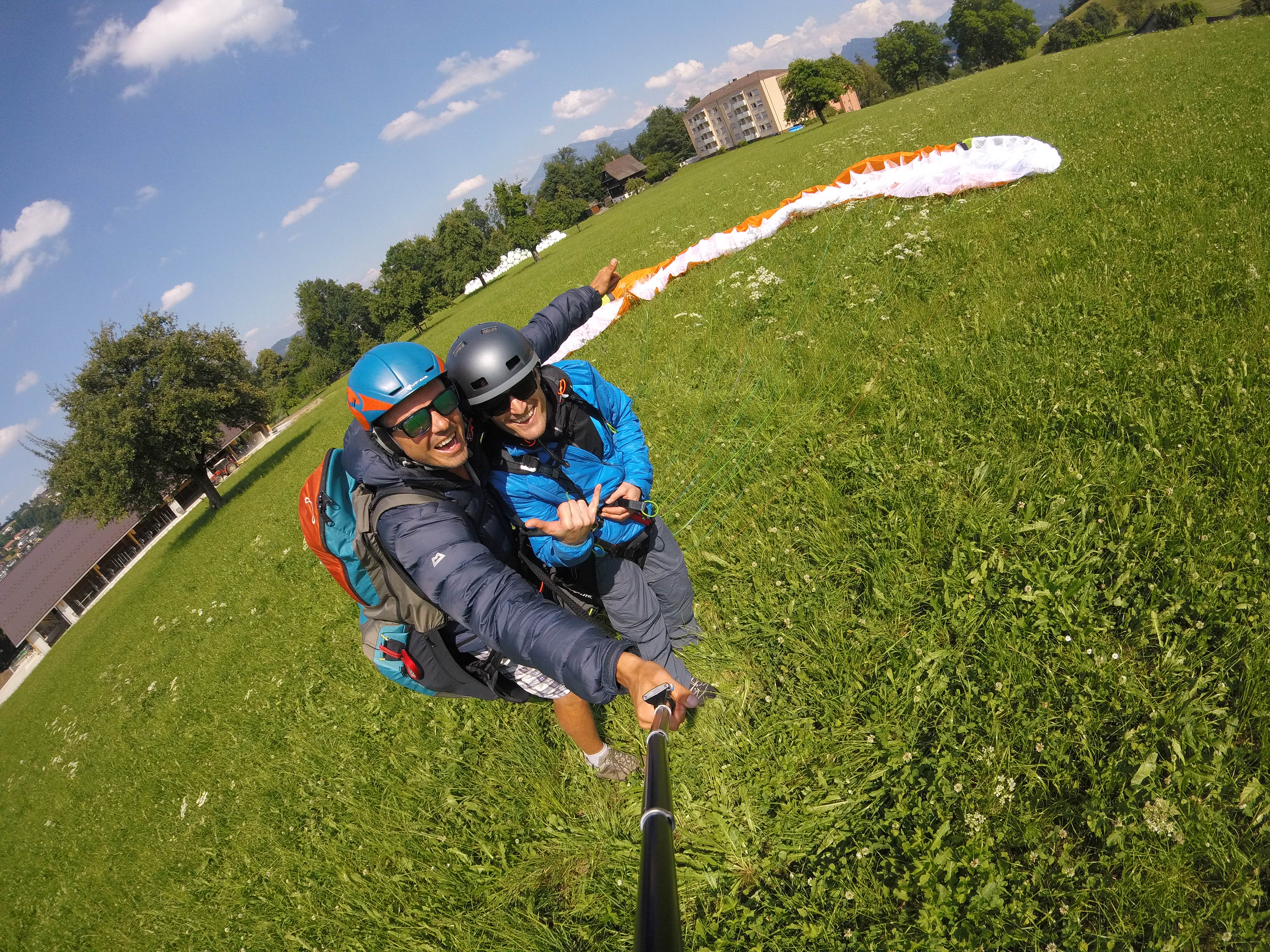 Touch & Go Παραπέντε: Απολαύστε τη διασκεδαστική στιγμή με αλεξίπτωτο με φίλους.