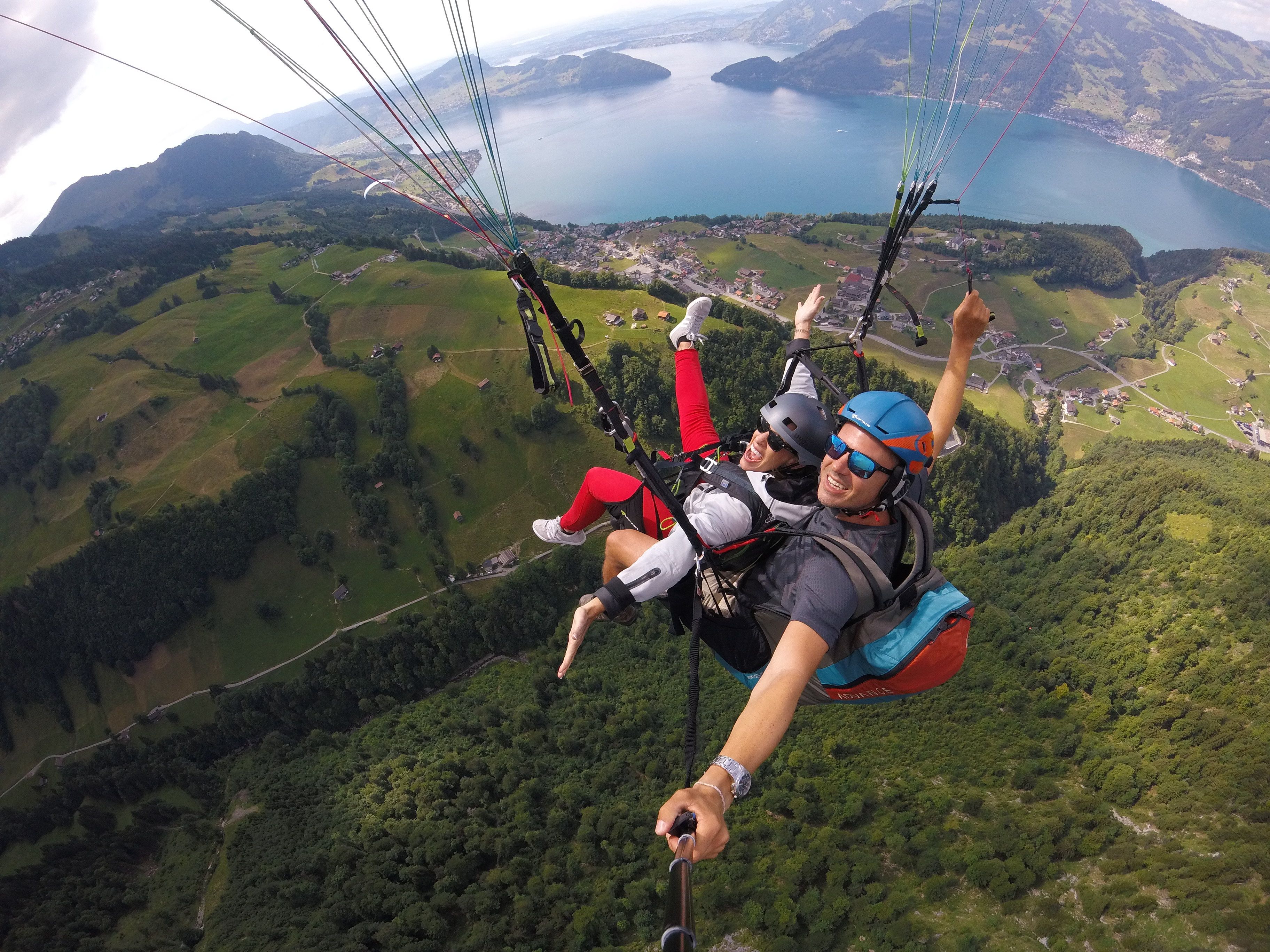 Touch & Go Πιλότος Παραπένθεσης: Ζήσε την πτήση πάνω από τη Λουκέρνη με φίλους και θαύμασε την εκπληκτική θέα.