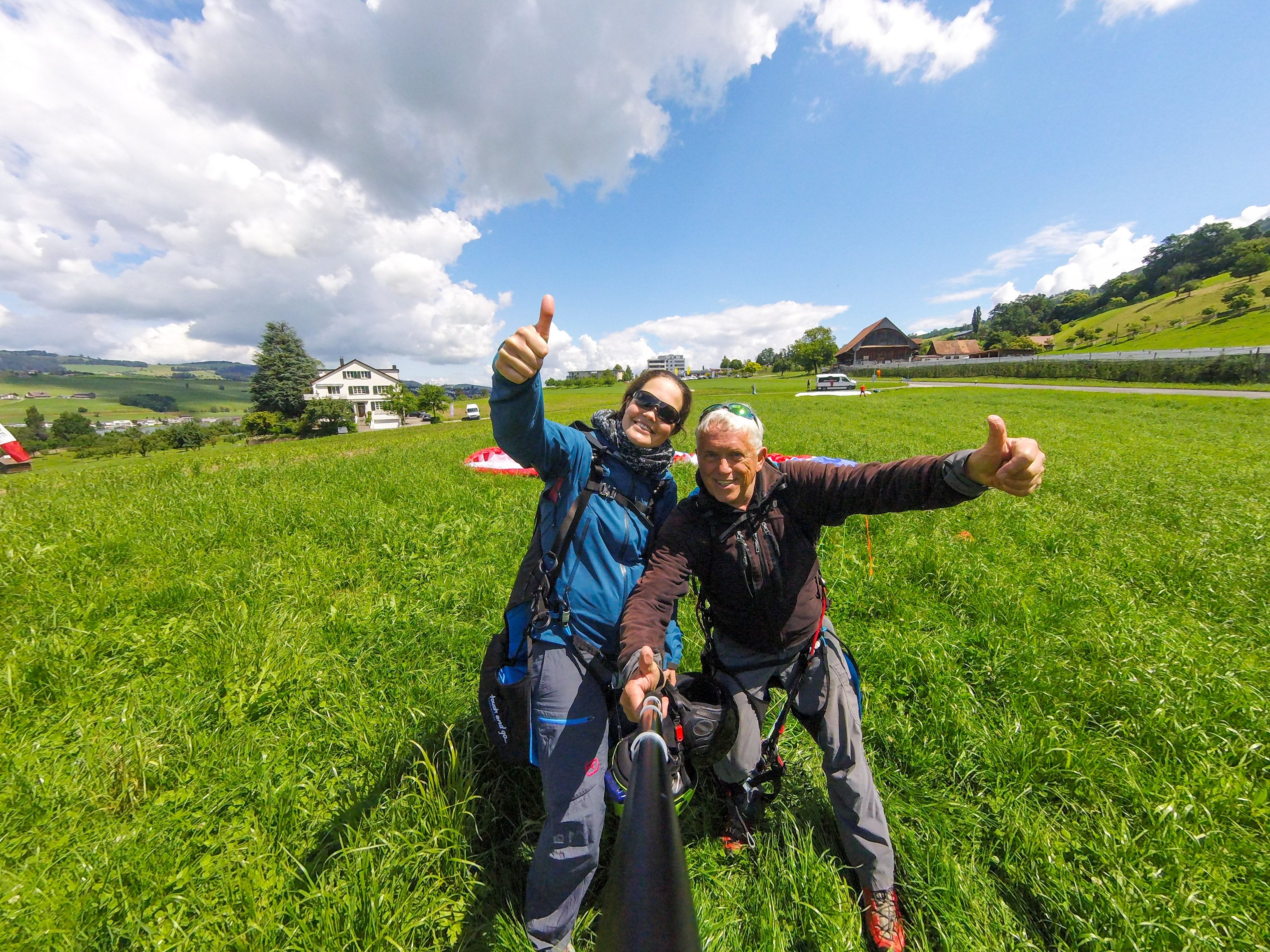 Touch & Go: Paragliden in de Koellen-regio met vrienden op het gras onder een blauwe lucht