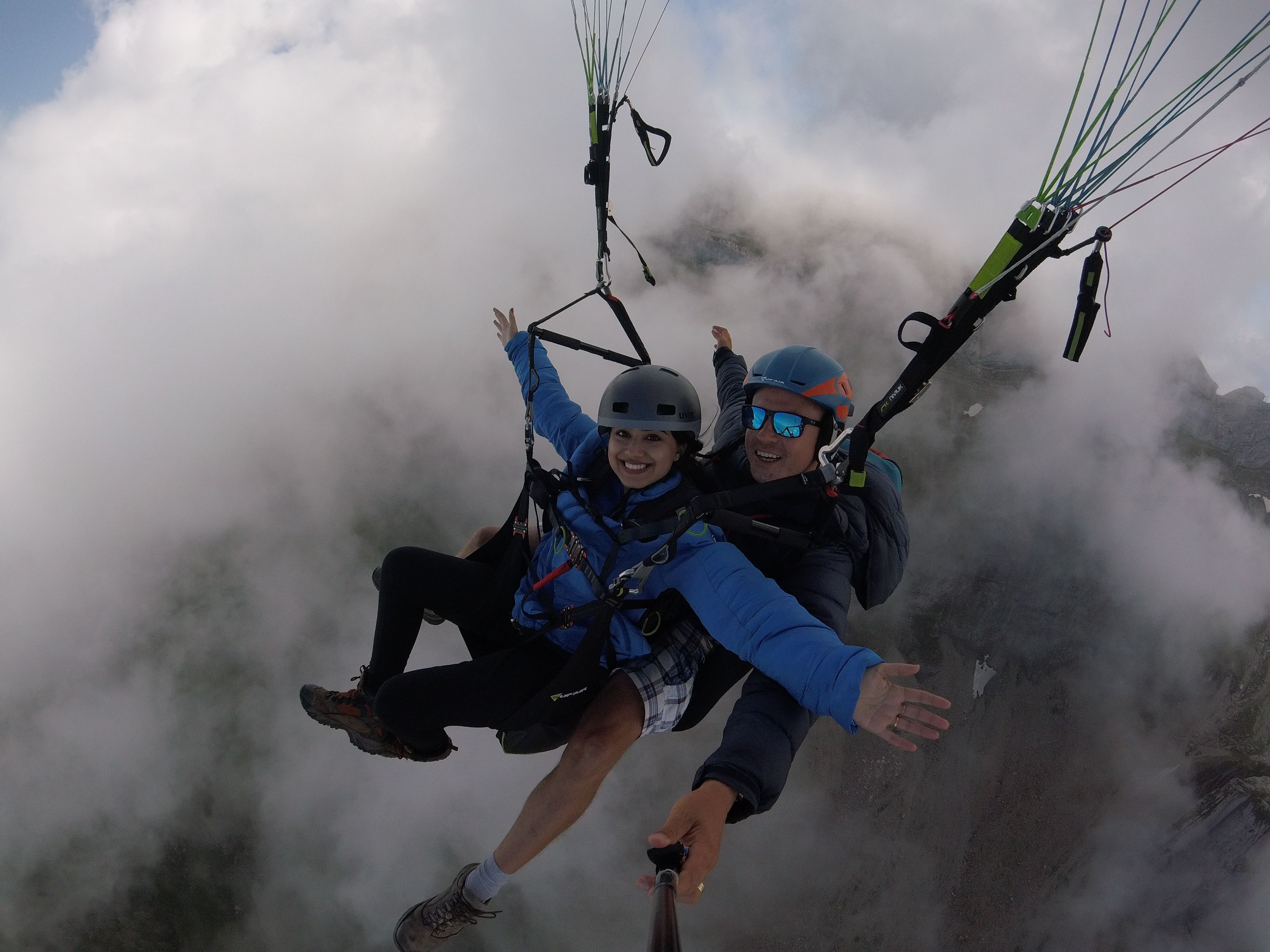 Aanraak & Ga: Paragliden met vrienden in de bergen op een zonnige zomerdag.