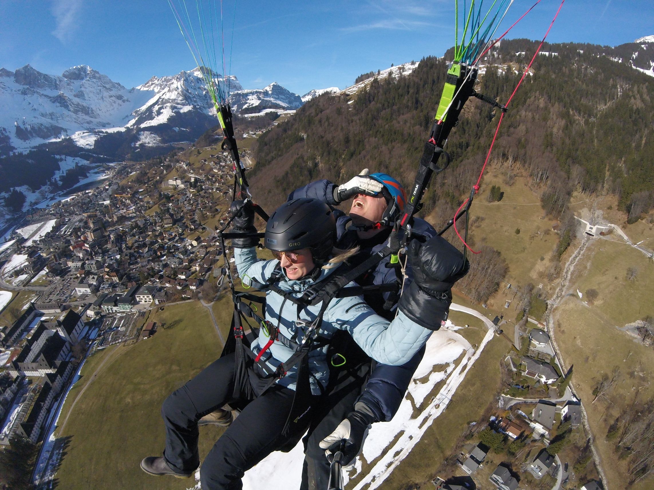 Touch & Go Paragliding: Beleef een panorama-vlucht over de Zwitserse Alpen in een indrukwekkend natuurschoon.