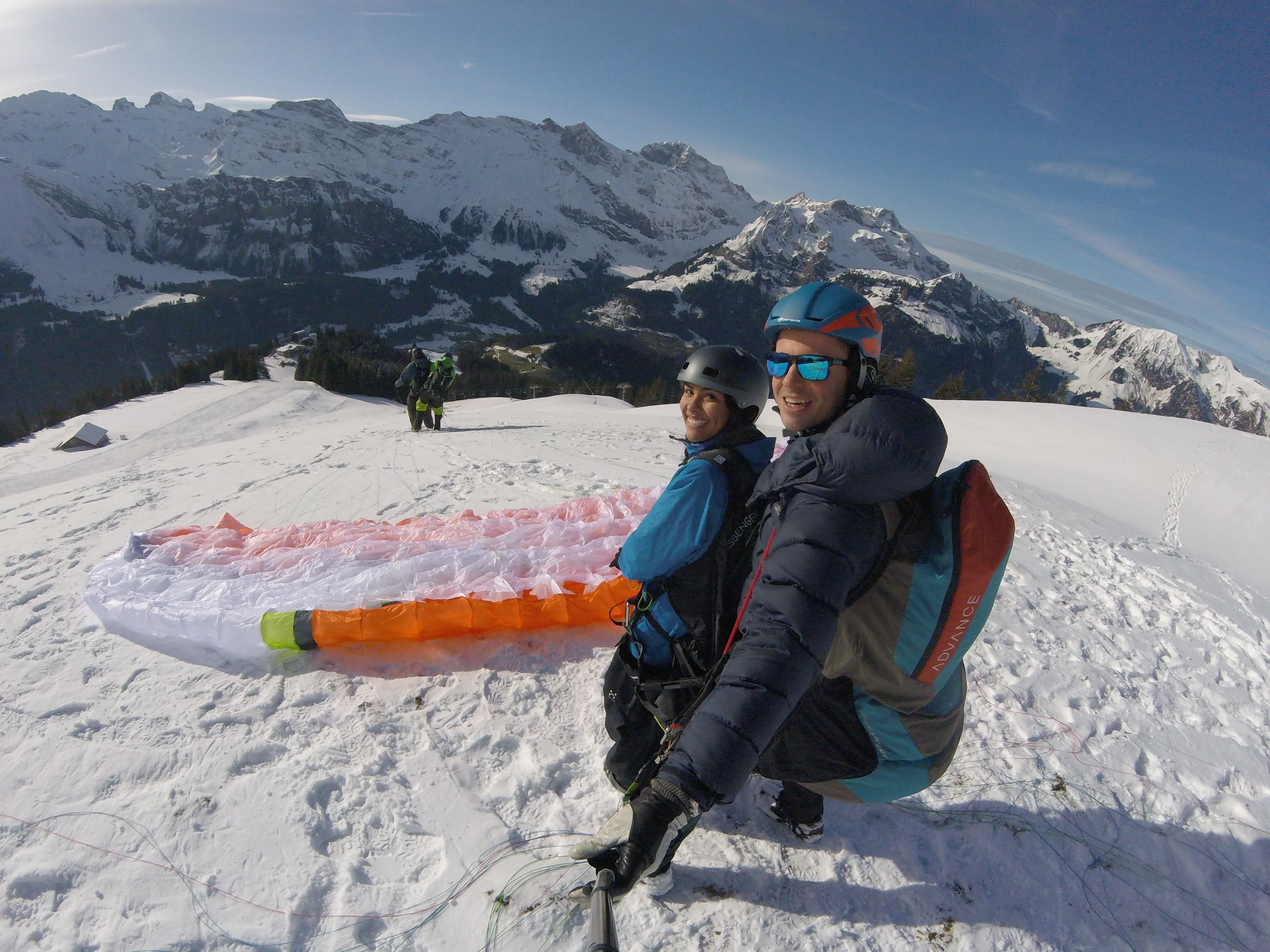 Touch & Go Παραπέντε: Απολαύστε μια φανταστική πτήση πάνω από τις Ελβετικές Άλπεις με φίλους.