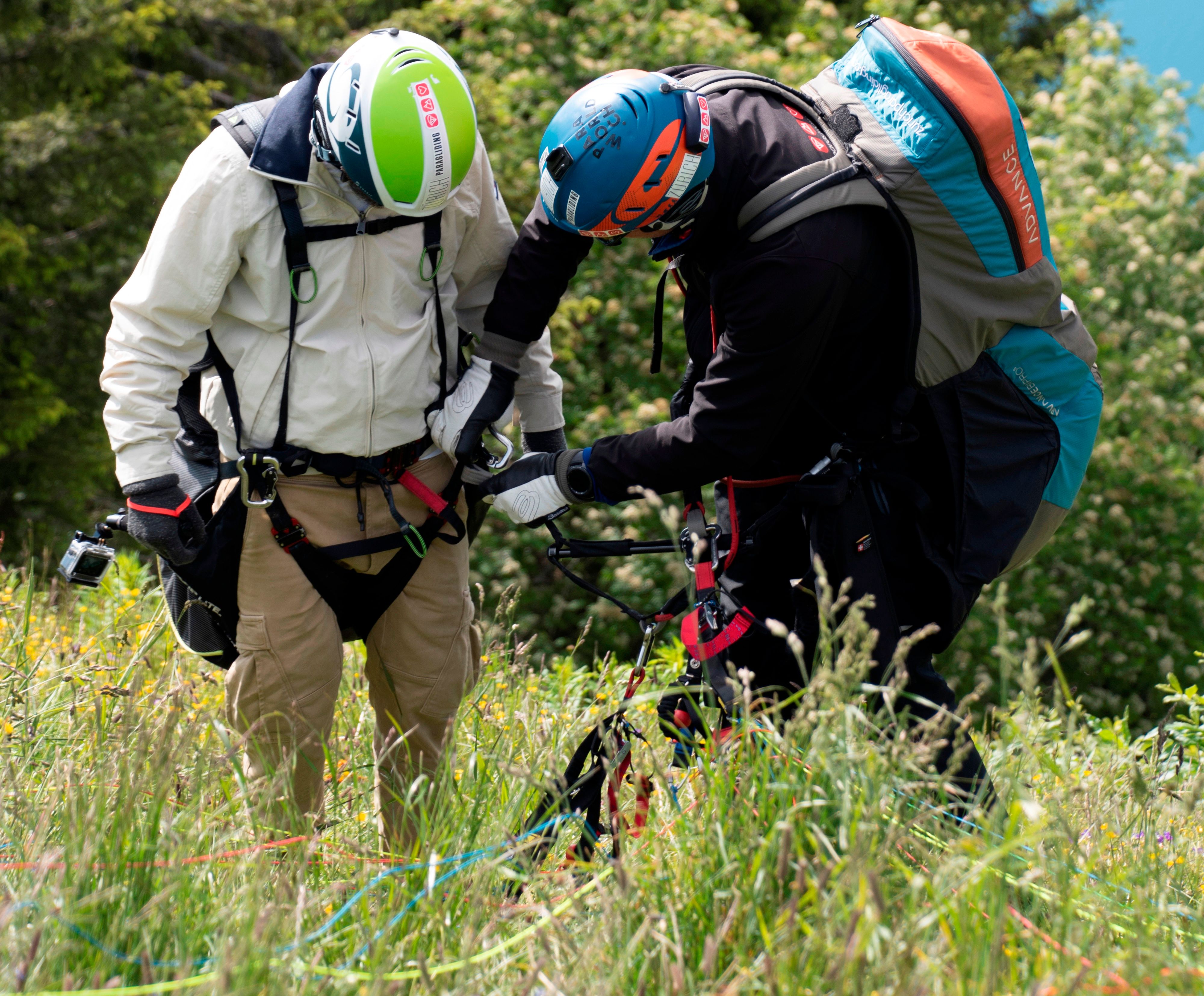 Εμπειρία Touch & Go: Προετοιμασία paraglider με ομάδα στη φύση για ομάδες και παιδιά.