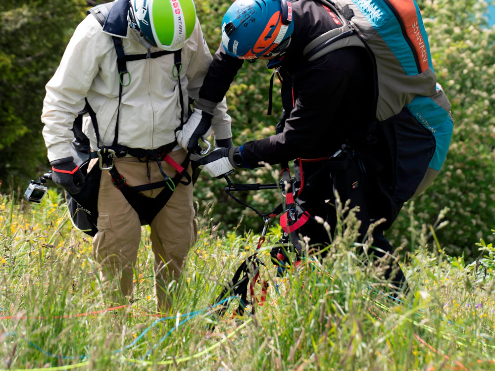 Touch & Go Experience: Paragliding Vorbereitung mit Team in der Natur für Gruppen und Kinder.