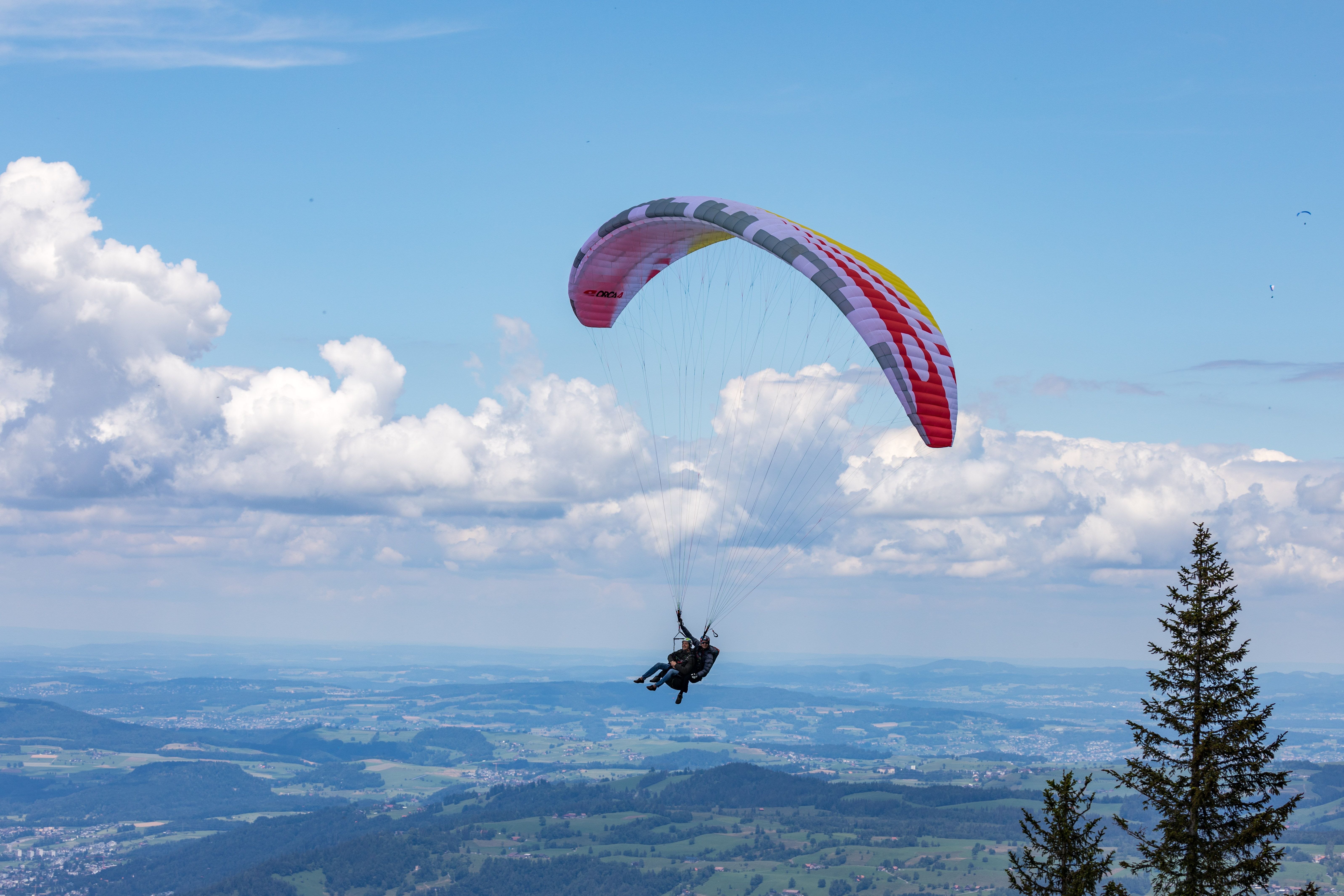 Touch & Go Paragliding: Geniet van het uitzicht over de bergen tijdens het paragliden in de natuur.