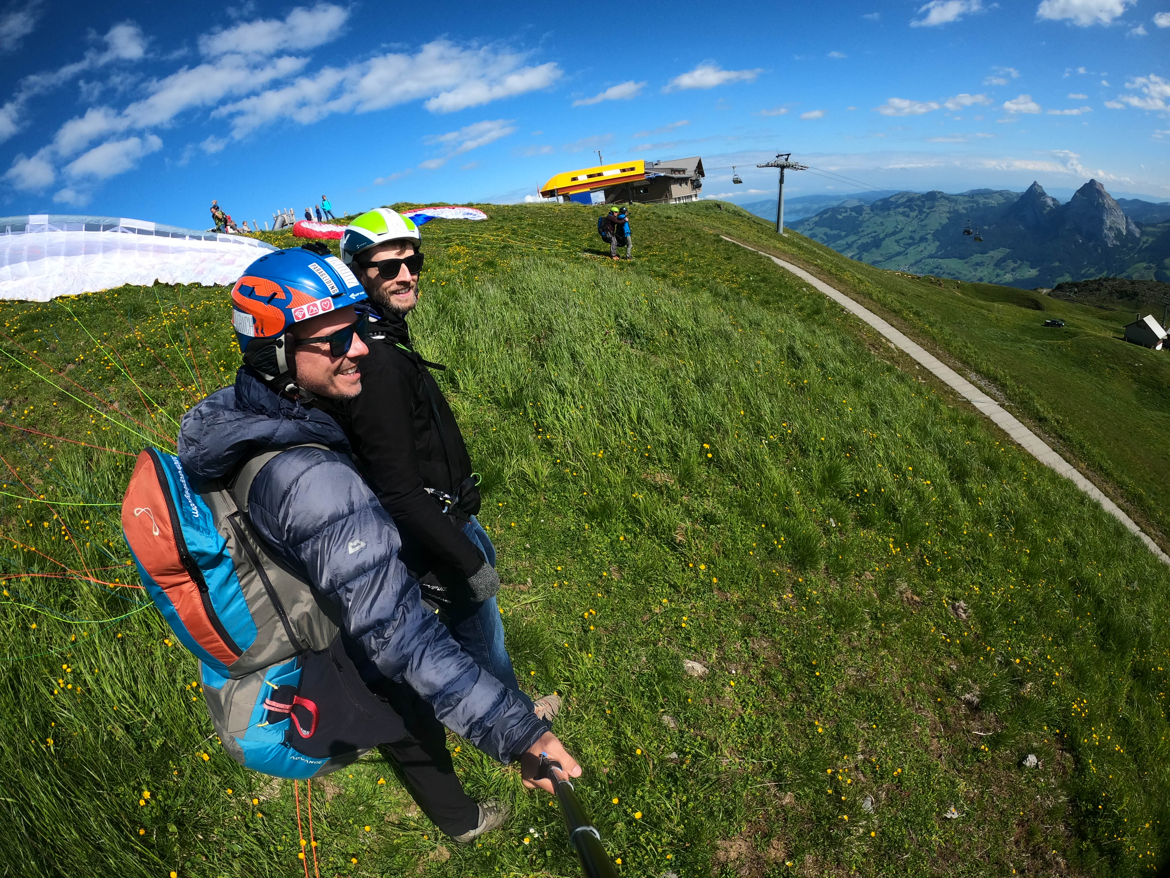 Touch & Go Πλαγιοπτερισμός: Ζήσε την πτήση με φίλους στα βαλκάνια κατά τη διάρκεια του καλοκαιρινού περιπέτειας.