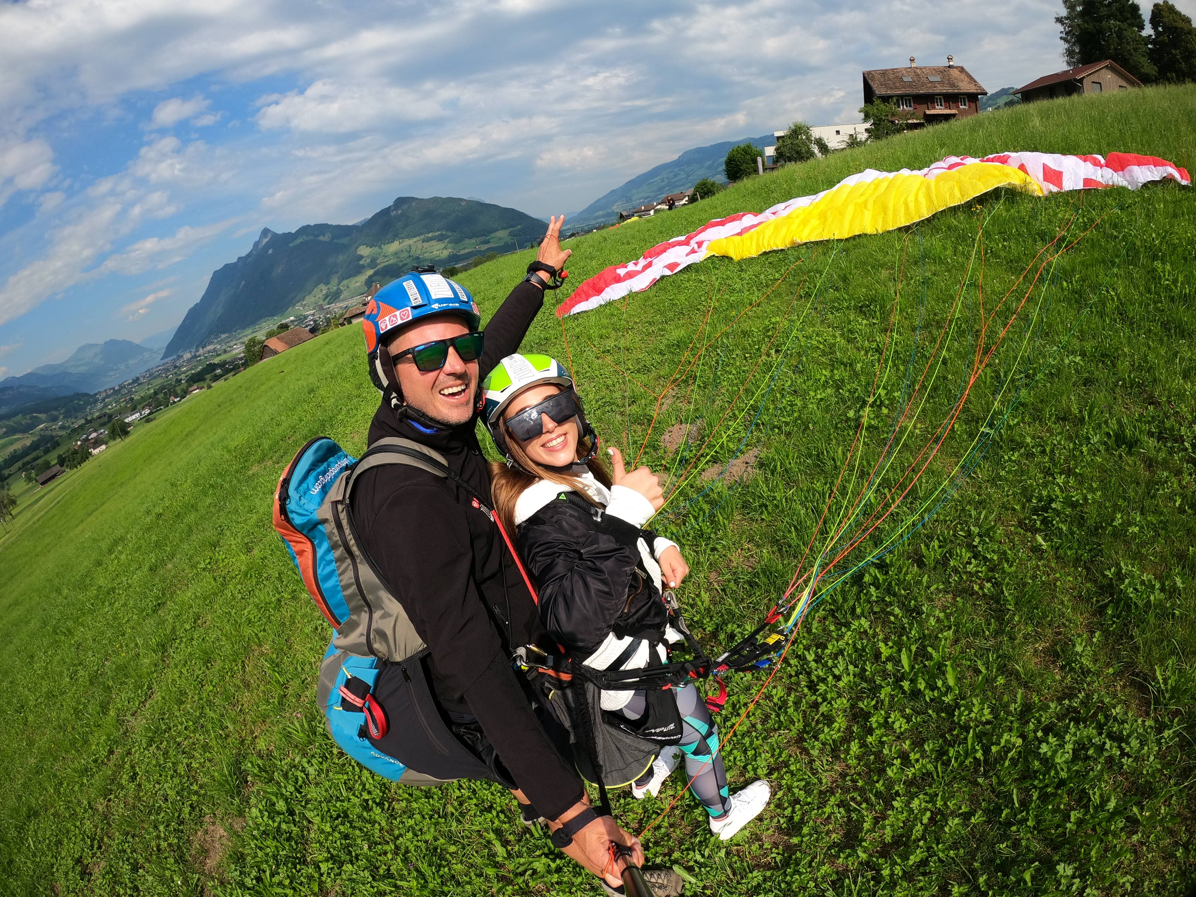 Touch & Go: Paragliding avontuur met gids en avontuur in het groene terrein.