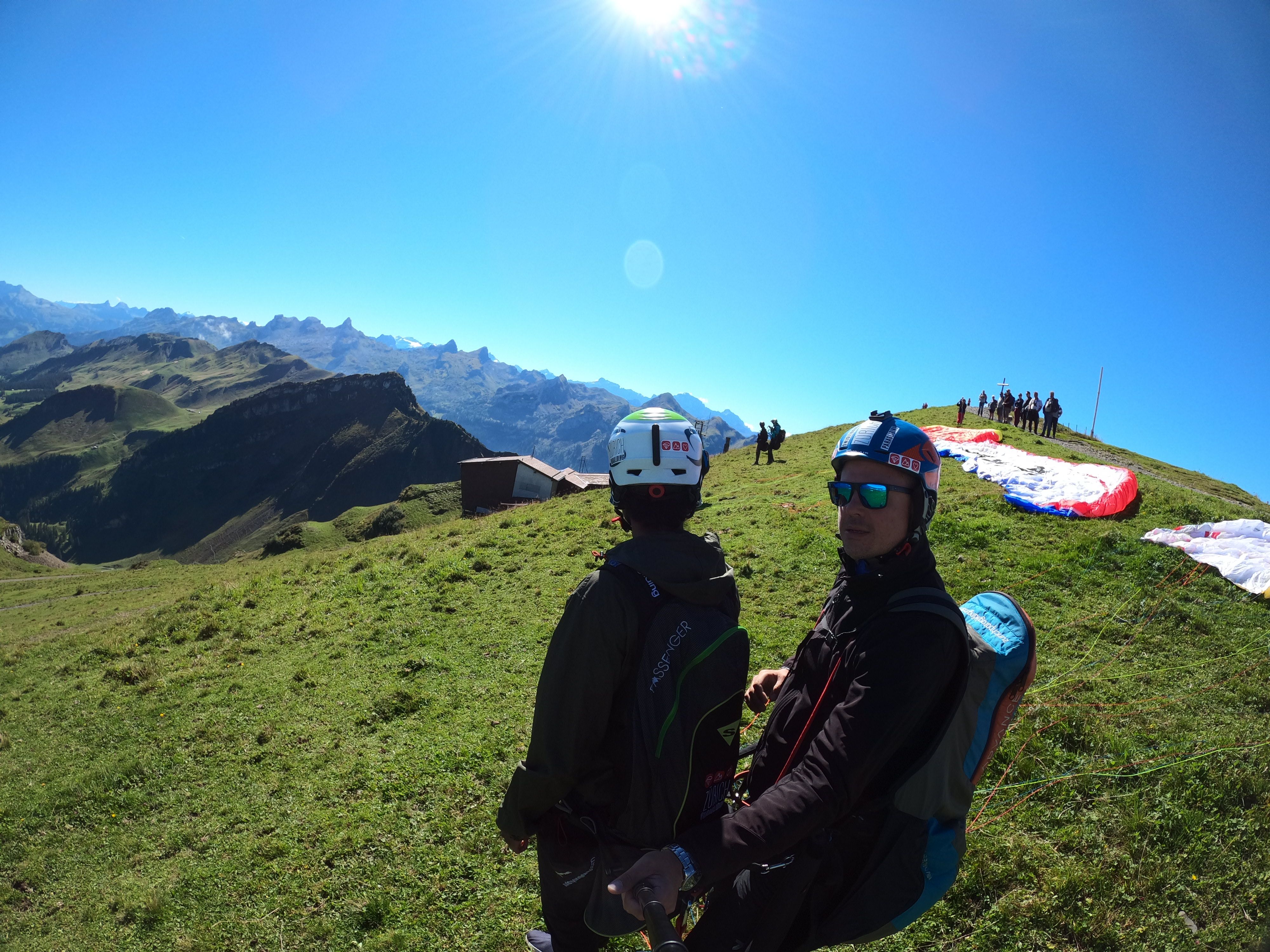 Touch & Go Paragliding: Ervaar de adrenalinekick van het_PARAGLIDEN boven indrukwekkende berglandschappen.