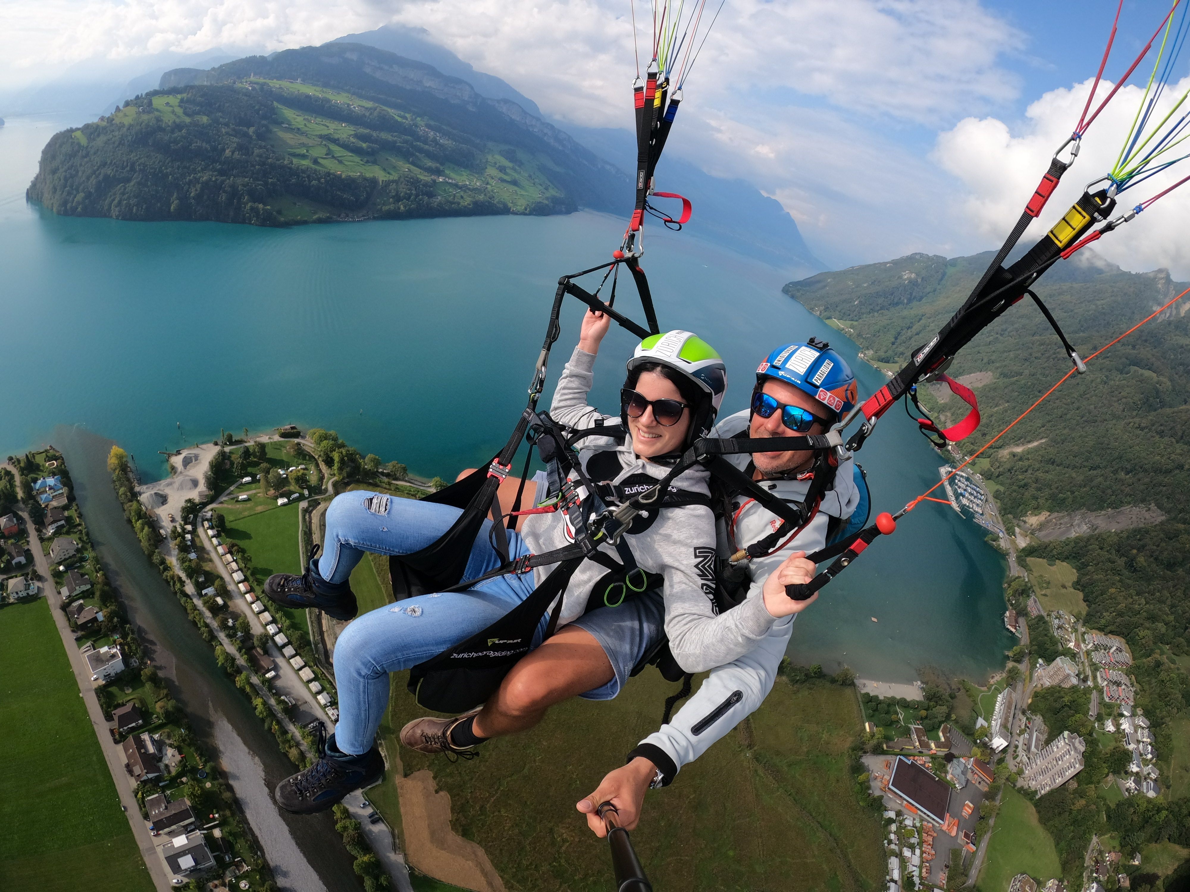 Ένιωσέ το και πάλι με παράλληλο αλεξίπτωτο: Ζήσε την αίσθηση της πτήσης πάνω από τη λίμνη και απόλαυσε τη φύση από την αεροπορική σκοπιά.