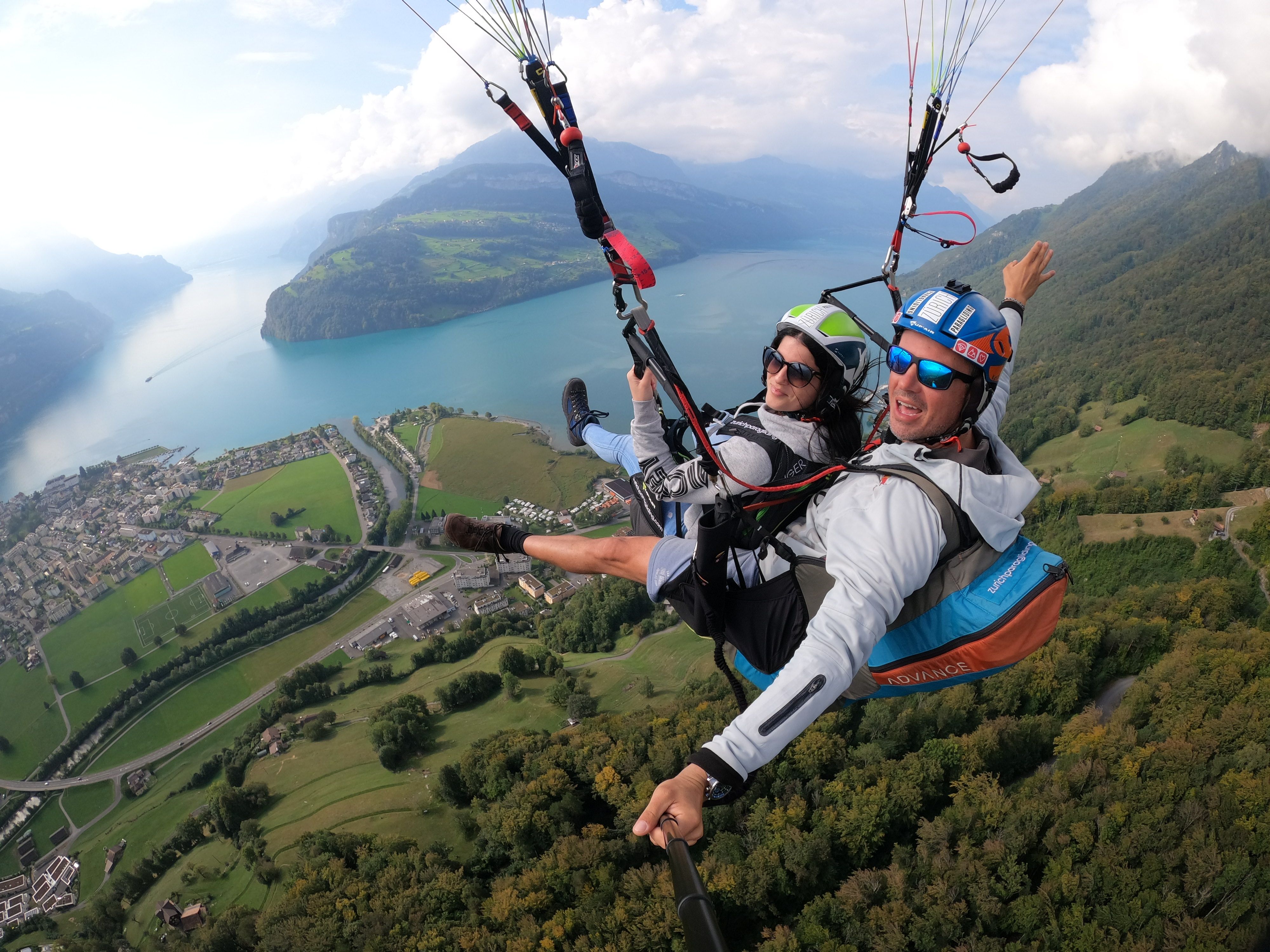 Touch & Go Paragliding: Vliegen boven Luzern met een prachtig panorama over het Vierwaldstättermeer.